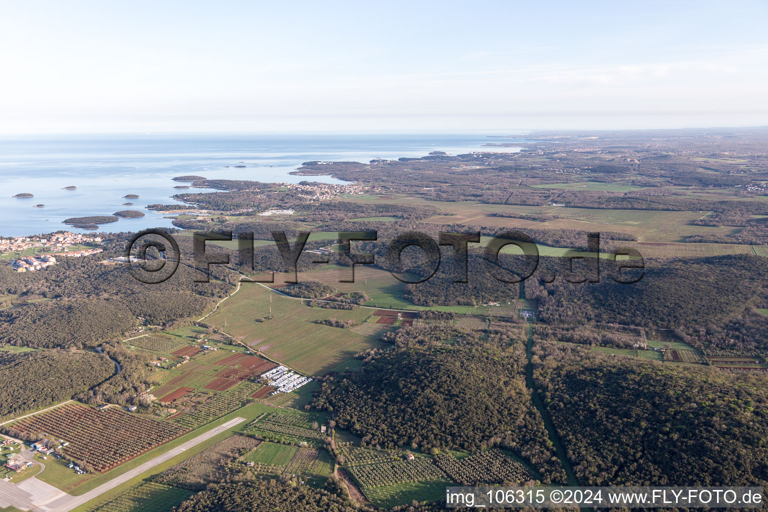 Vrsar dans le département Istrie, Croatie depuis l'avion