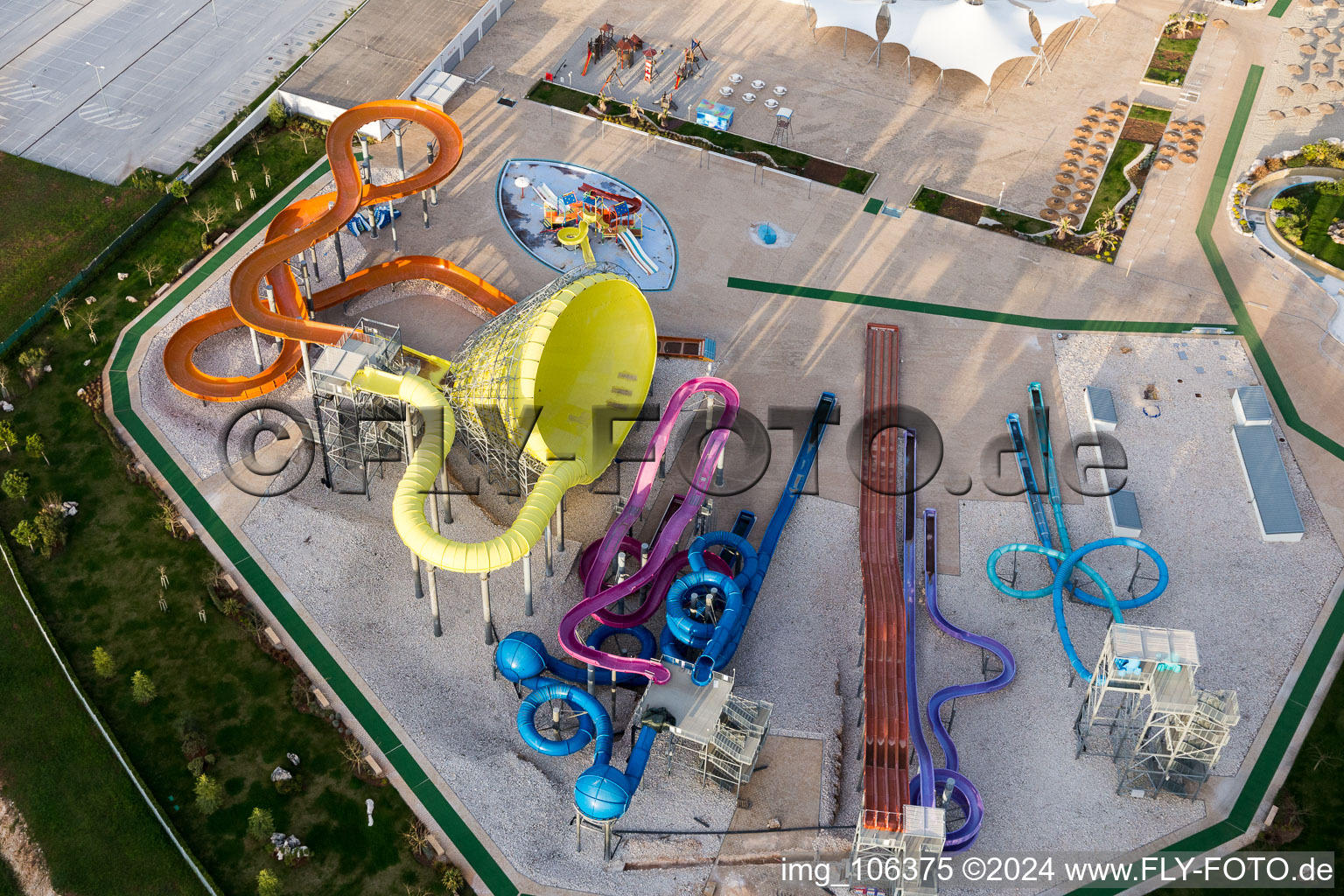 Vue aérienne de Toboggans aquatiques et piscines du centre de loisirs Aquacolors Poreč à Porec en Istrie - Istarska zupanija à Poreč dans le département Gespanschaft Istrien, Croatie