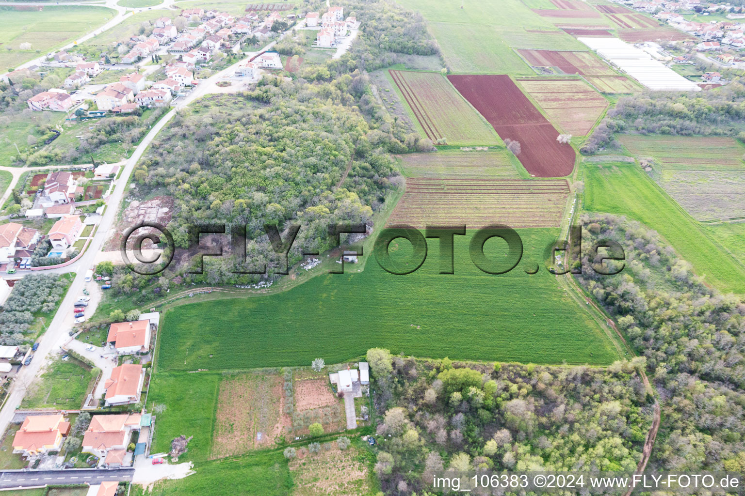 Photographie aérienne de Vrvari dans le département Gespanschaft Istrien, Croatie