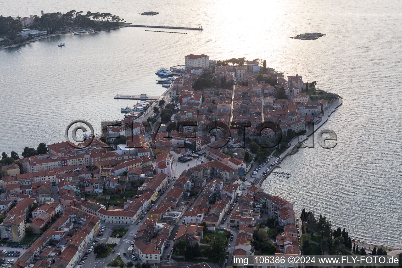 Poreč dans le département Gespanschaft Istrien, Croatie du point de vue du drone