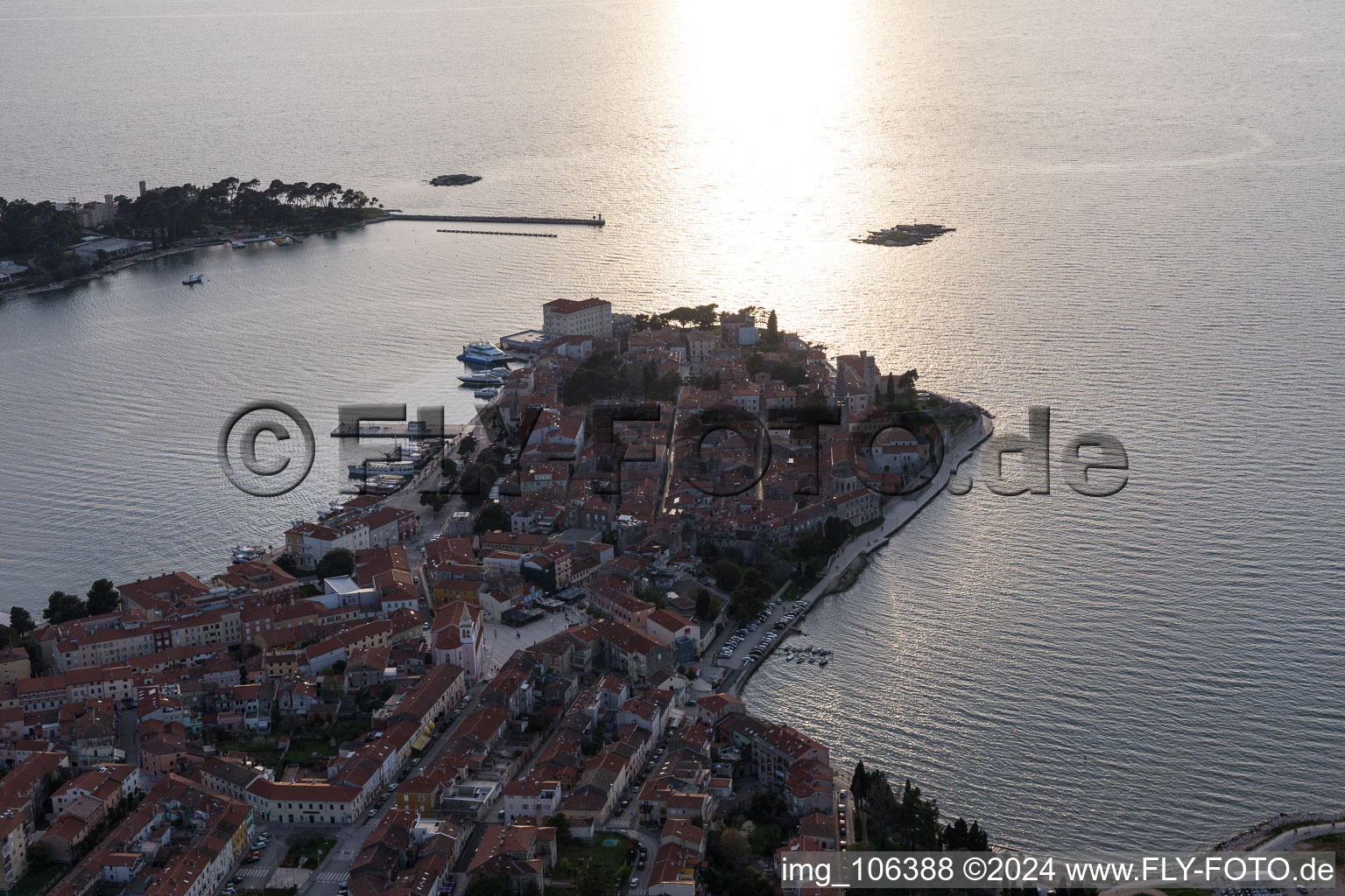 Poreč dans le département Gespanschaft Istrien, Croatie d'un drone