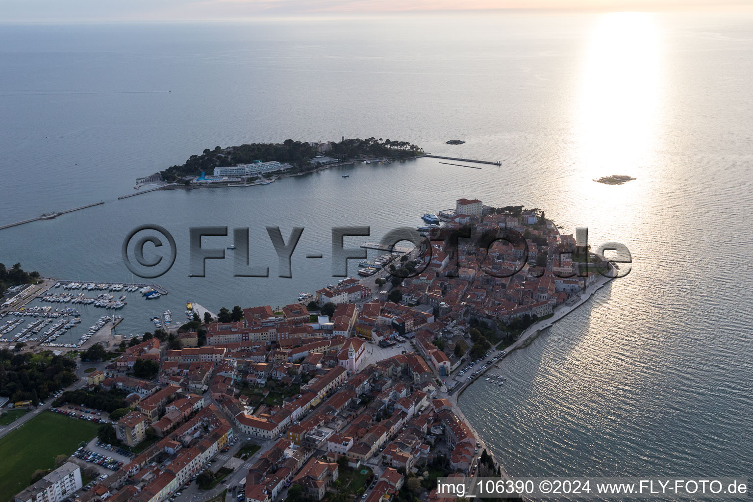 Poreč dans le département Gespanschaft Istrien, Croatie vu d'un drone