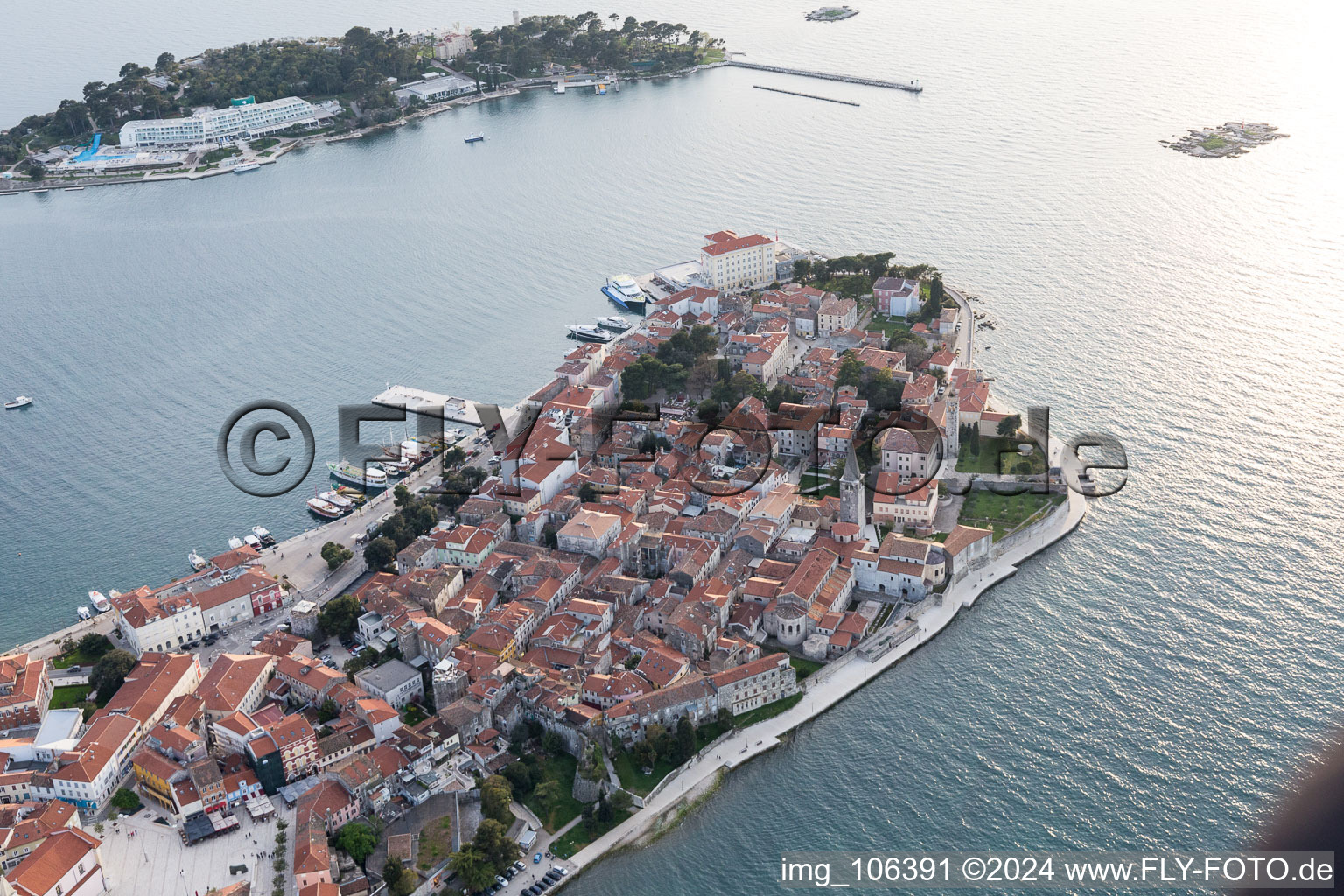 Vue aérienne de Poreč dans le département Gespanschaft Istrien, Croatie