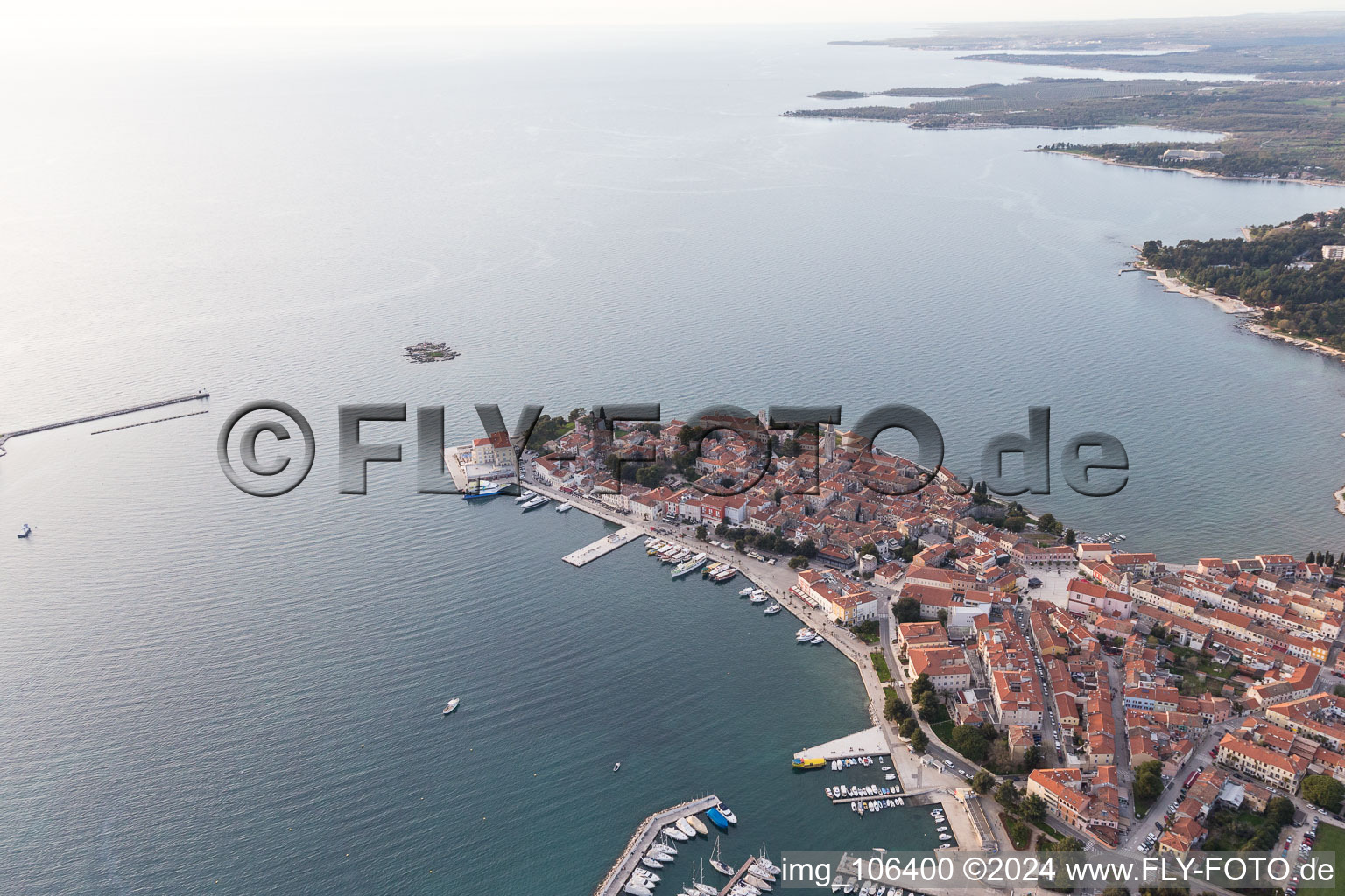 Poreč dans le département Gespanschaft Istrien, Croatie depuis l'avion