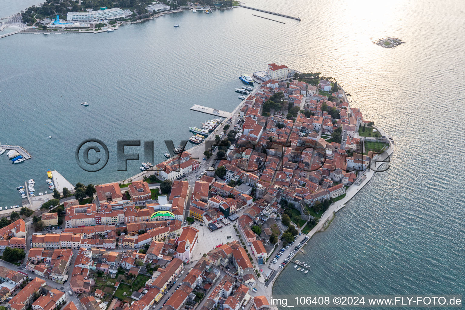 Poreč dans le département Gespanschaft Istrien, Croatie du point de vue du drone