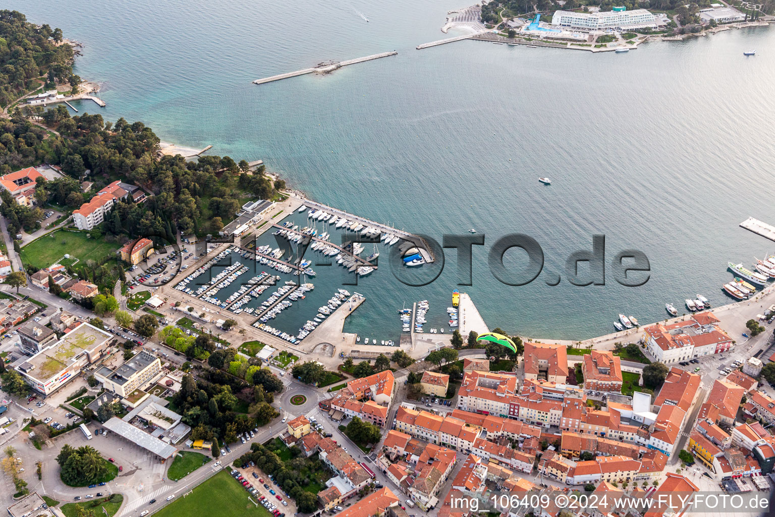 Poreč dans le département Istrie, Croatie du point de vue du drone