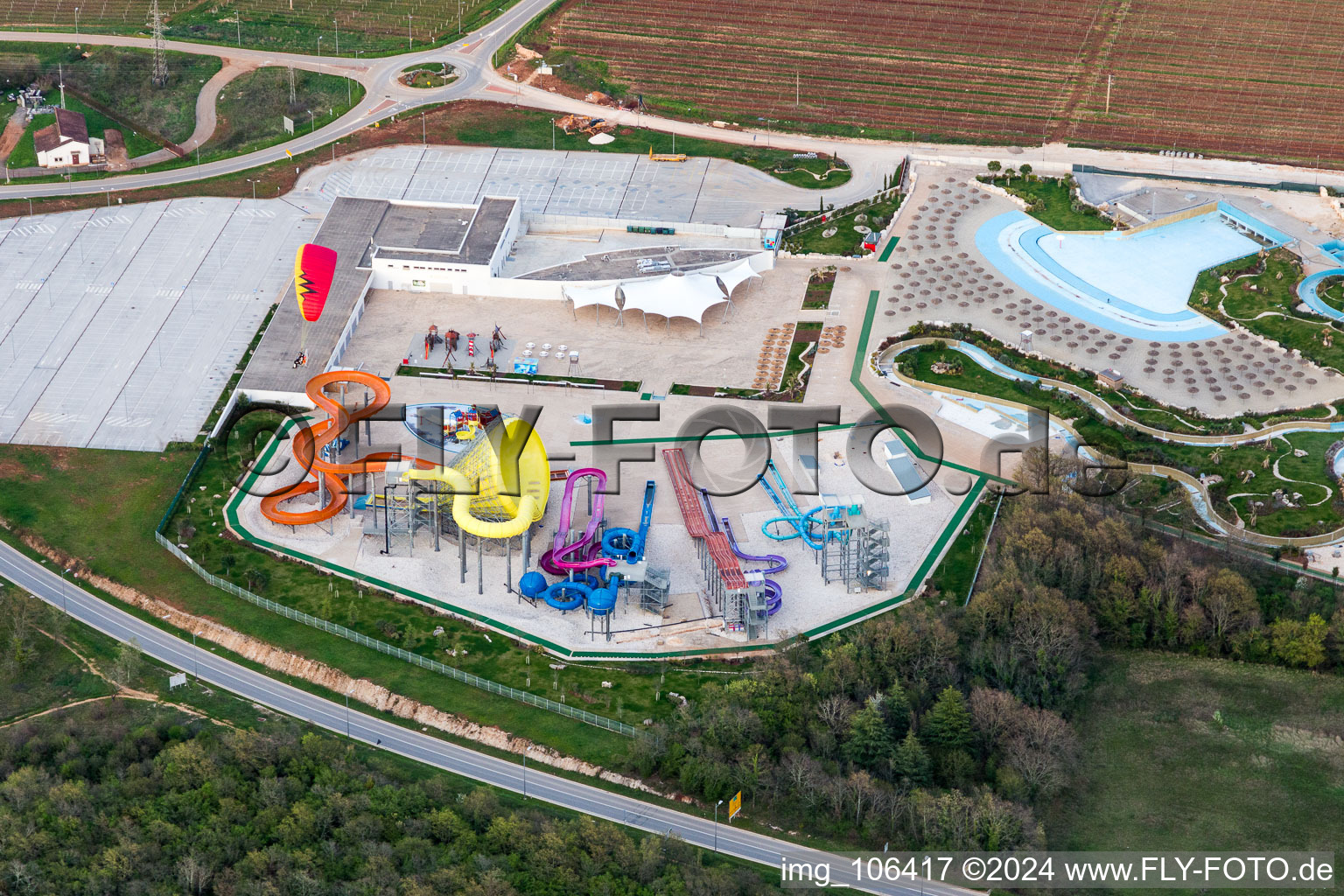 Vue aérienne de Courbes et parcours circulaires des toboggans aquatiques de la piscine extérieure Aquacolors à Porec en Istrie - Istarska zupanija à Poreč dans le département Gespanschaft Istrien, Croatie