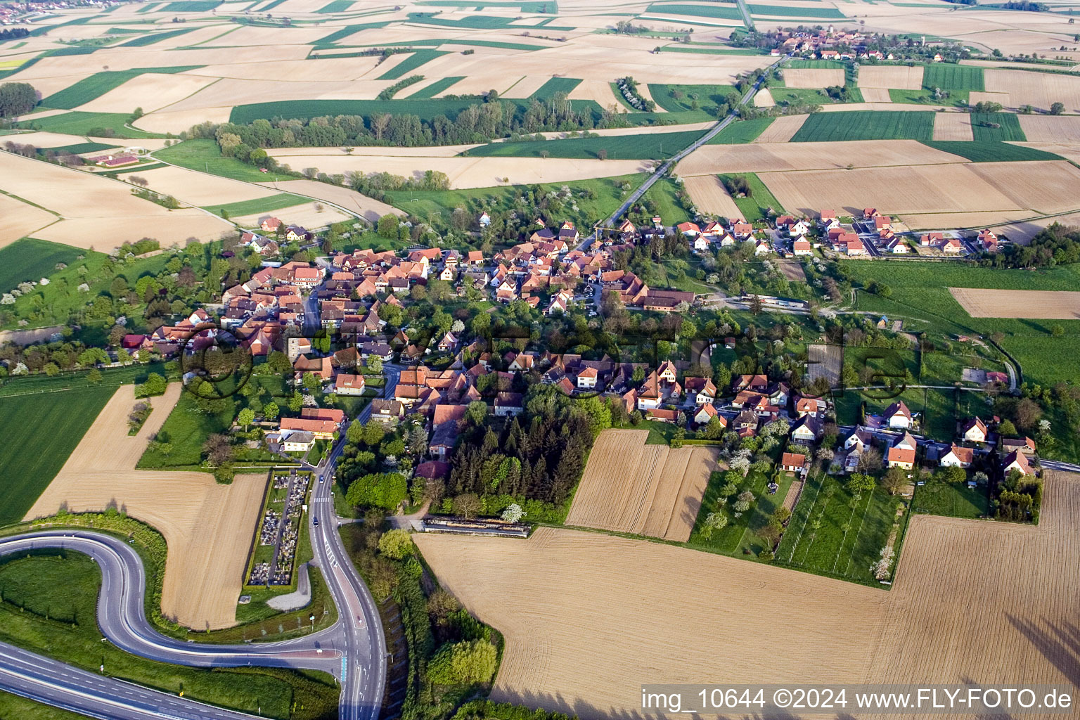 Hohwiller dans le département Bas Rhin, France du point de vue du drone