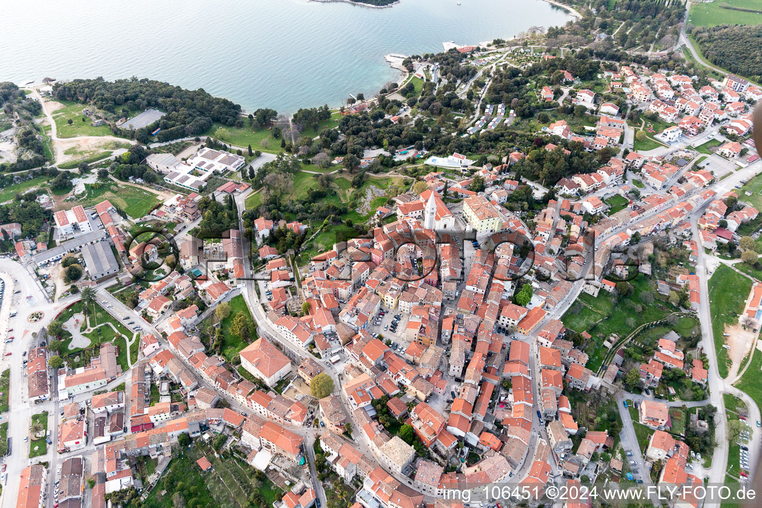 Vrsar dans le département Gespanschaft Istrien, Croatie vu d'un drone