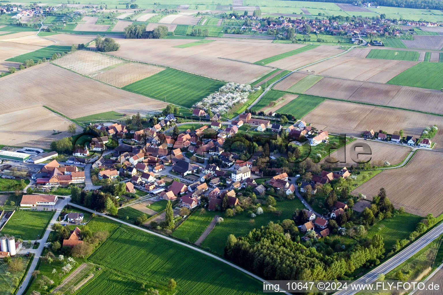 Vue aérienne de Vue sur le village à Betschdorf dans le département Bas Rhin, France