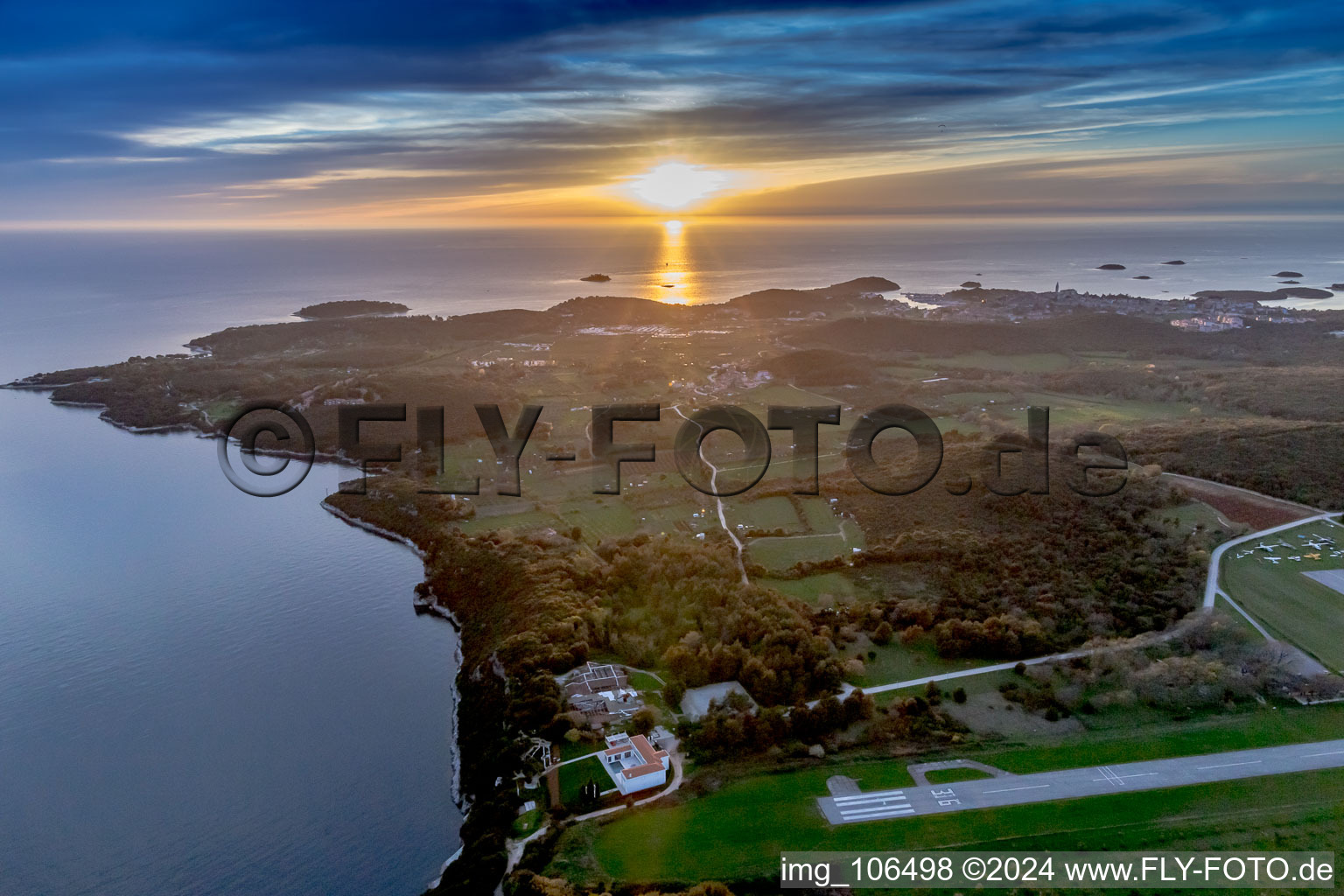 Vue aérienne de Reflet du soleil couchant sur la surface de l'eau de la mer Adriatique en Istrie - Istarska zupanija à Vrsar dans le département Gespanschaft Istrien, Croatie