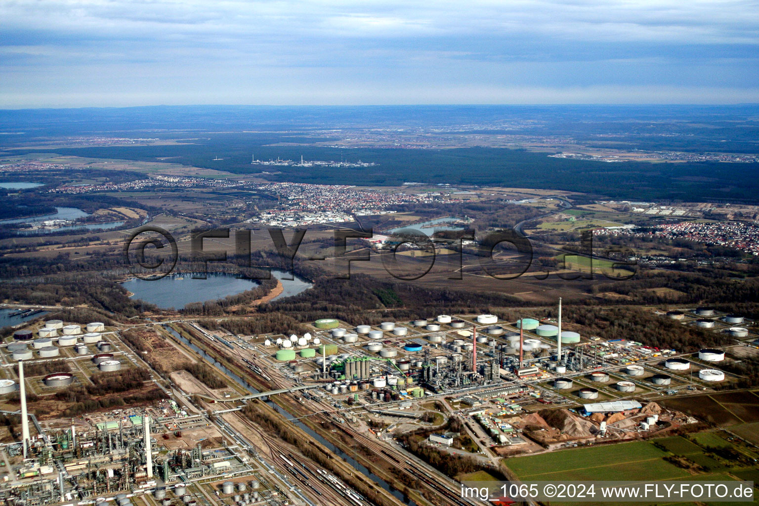 Photographie aérienne de Raffinerie sur le Rhin à le quartier Knielingen in Karlsruhe dans le département Bade-Wurtemberg, Allemagne