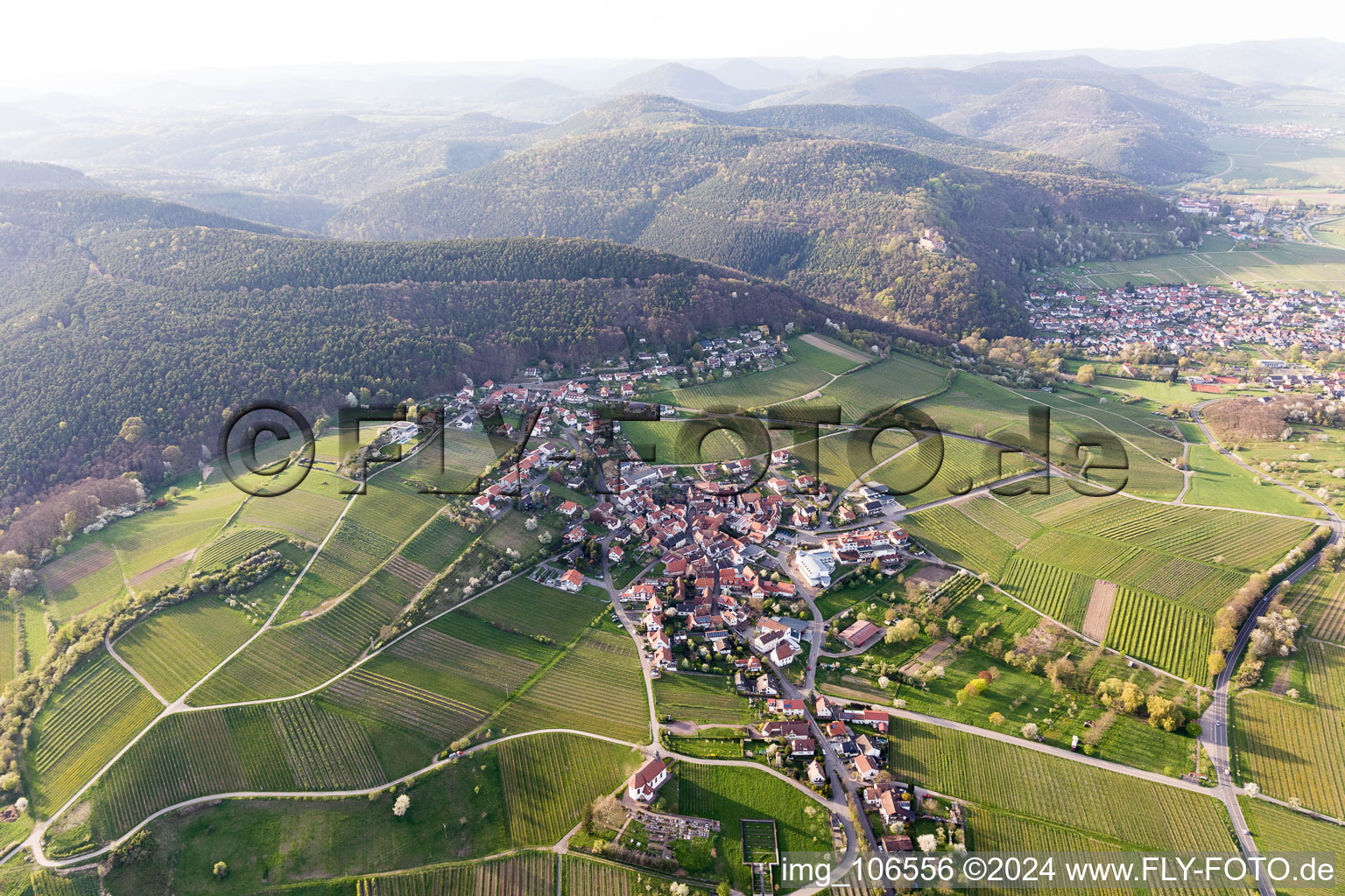 Quartier Gleiszellen in Gleiszellen-Gleishorbach dans le département Rhénanie-Palatinat, Allemagne vu d'un drone