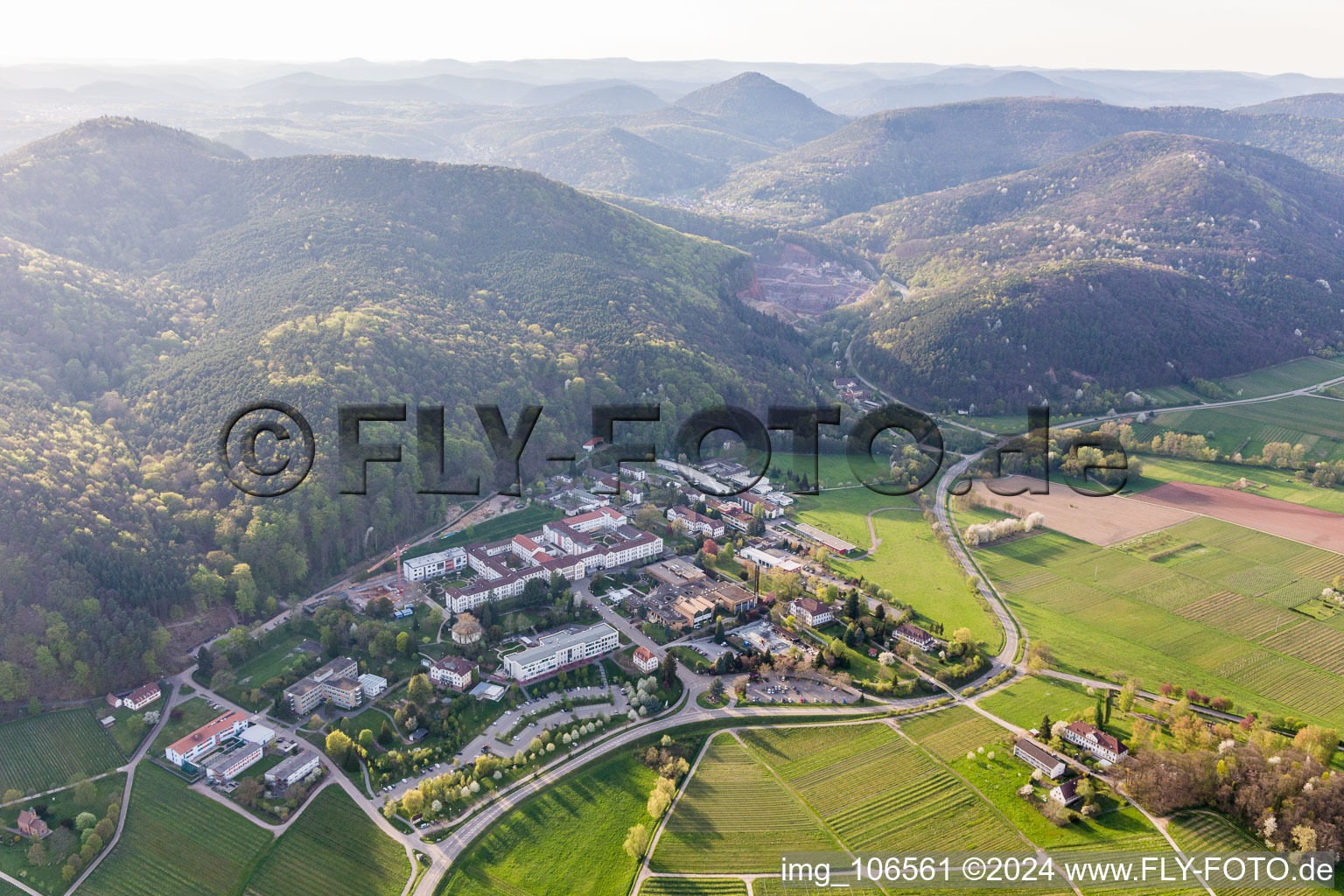 Vue d'oiseau de Klingenmünster dans le département Rhénanie-Palatinat, Allemagne