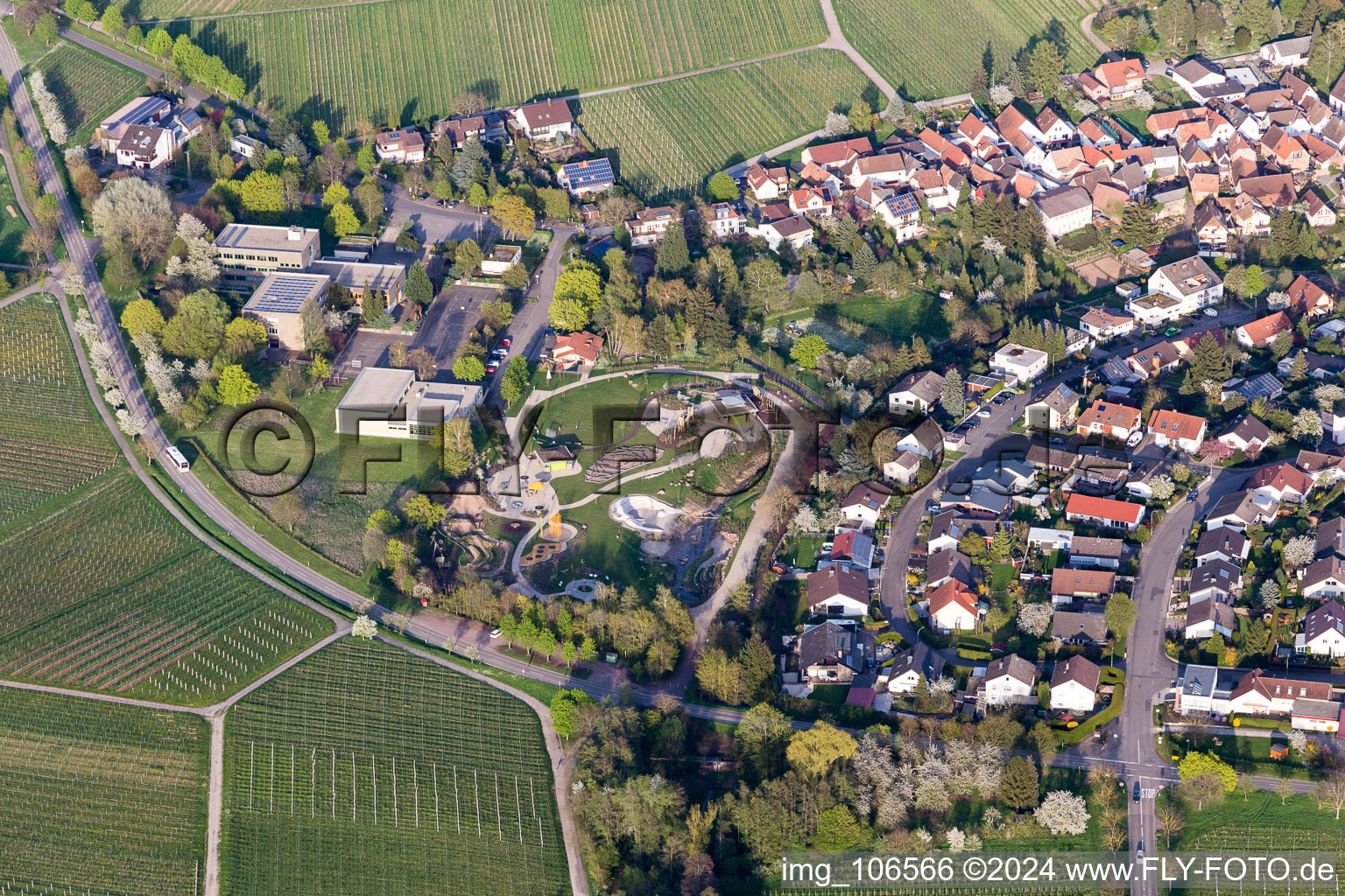 Vue aérienne de Aire de jeux Alla Hopp à le quartier Ilbesheim in Ilbesheim bei Landau in der Pfalz dans le département Rhénanie-Palatinat, Allemagne