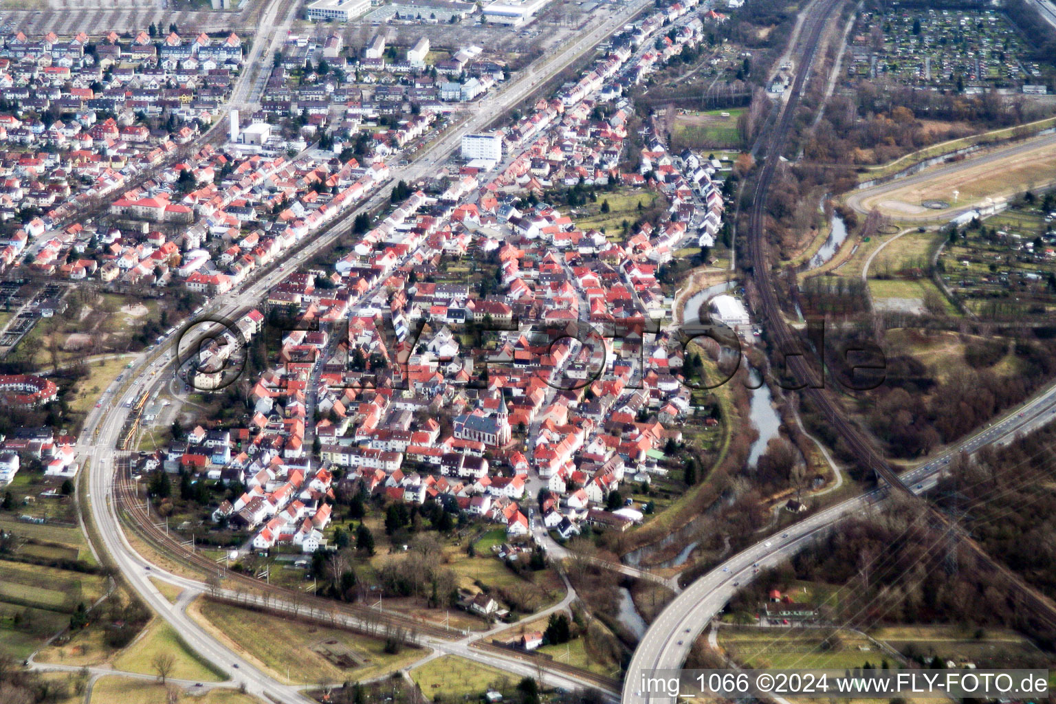 Vue aérienne de De l'ouest à le quartier Knielingen in Karlsruhe dans le département Bade-Wurtemberg, Allemagne