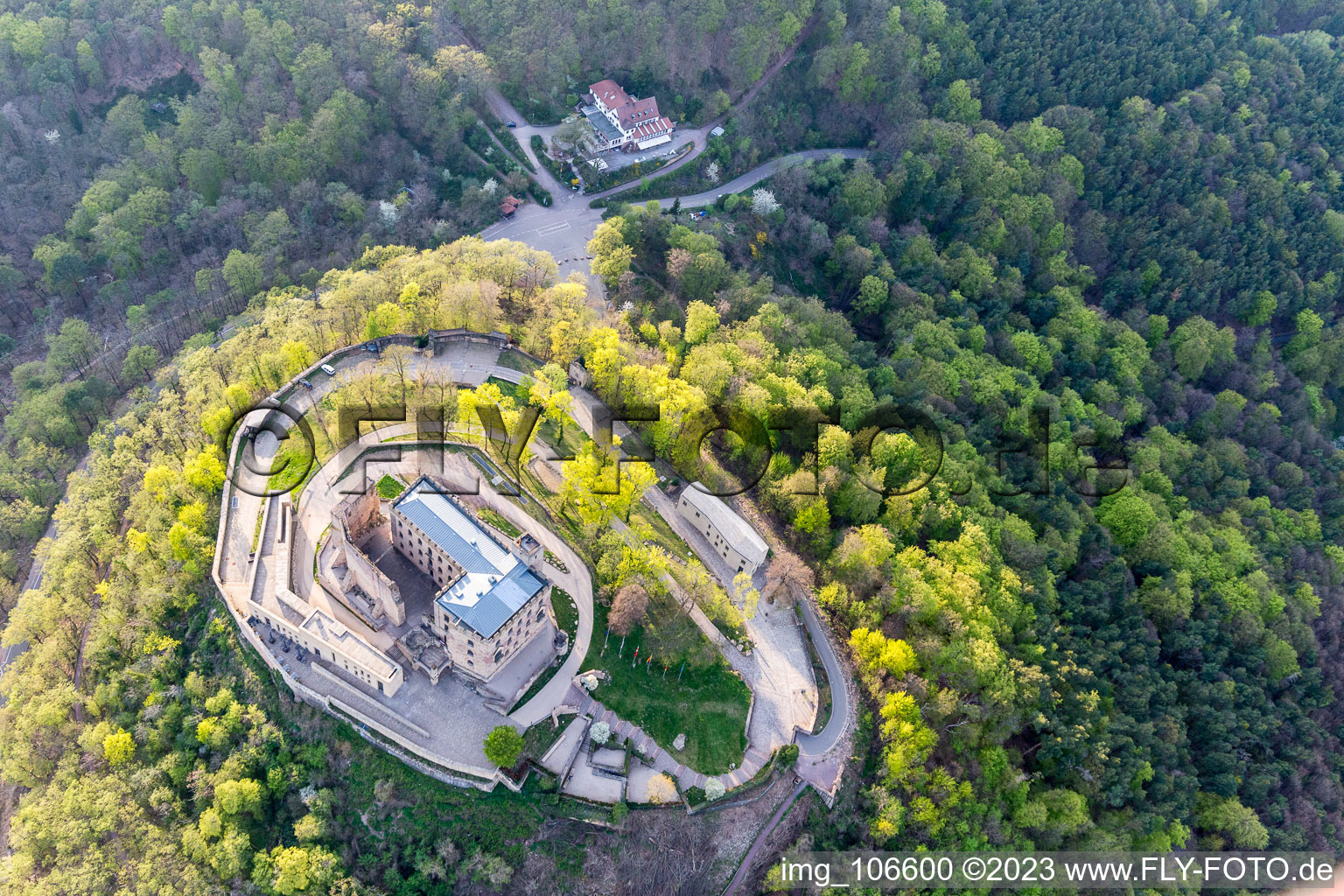 Enregistrement par drone de Oberhambach, Château de Hambach à le quartier Diedesfeld in Neustadt an der Weinstraße dans le département Rhénanie-Palatinat, Allemagne