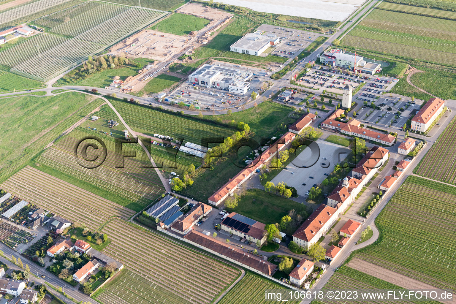 Vue oblique de Le Quartier Hornbach à Neustadt an der Weinstraße dans le département Rhénanie-Palatinat, Allemagne