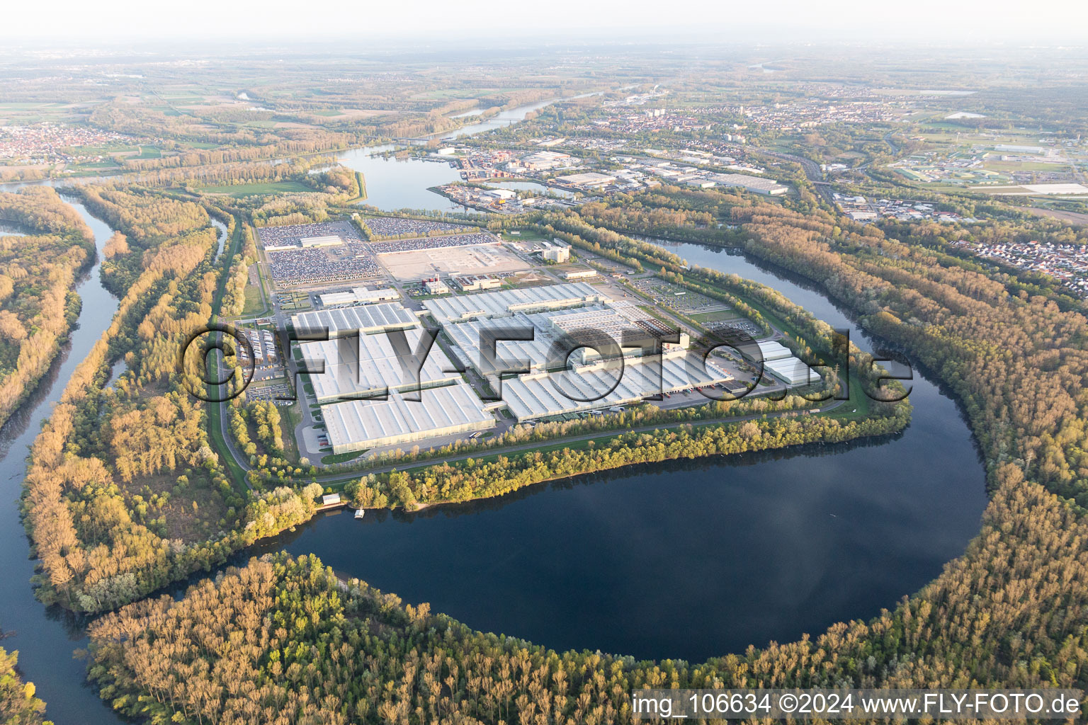 Vue d'oiseau de Vert île à Germersheim dans le département Rhénanie-Palatinat, Allemagne