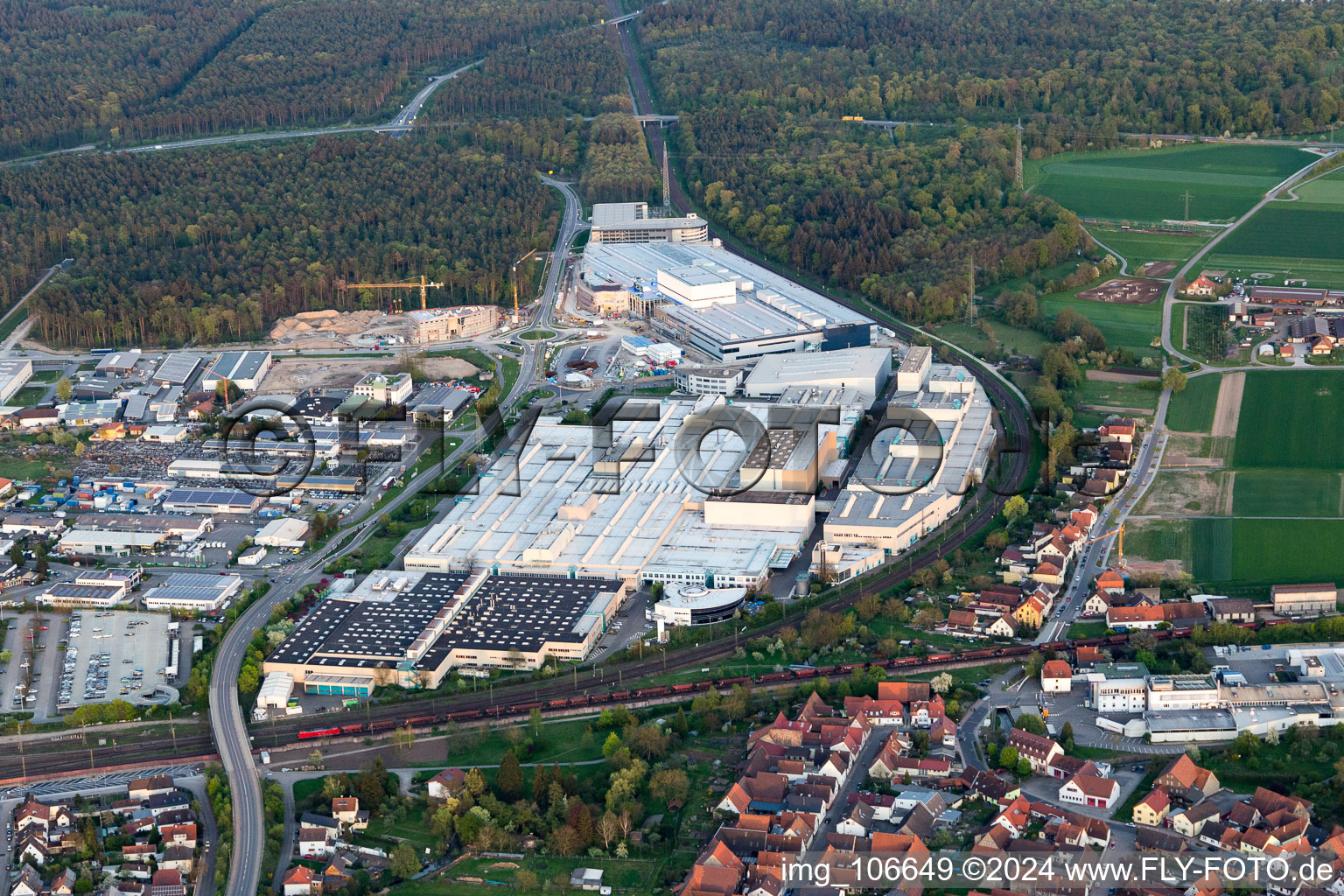 Vue d'oiseau de Agrandissement - nouveau bâtiment - chantier des bâtiments et halls de production de l'usine SEW-EURODRIVE GmbH & Co KG à le quartier Graben in Graben-Neudorf dans le département Bade-Wurtemberg, Allemagne