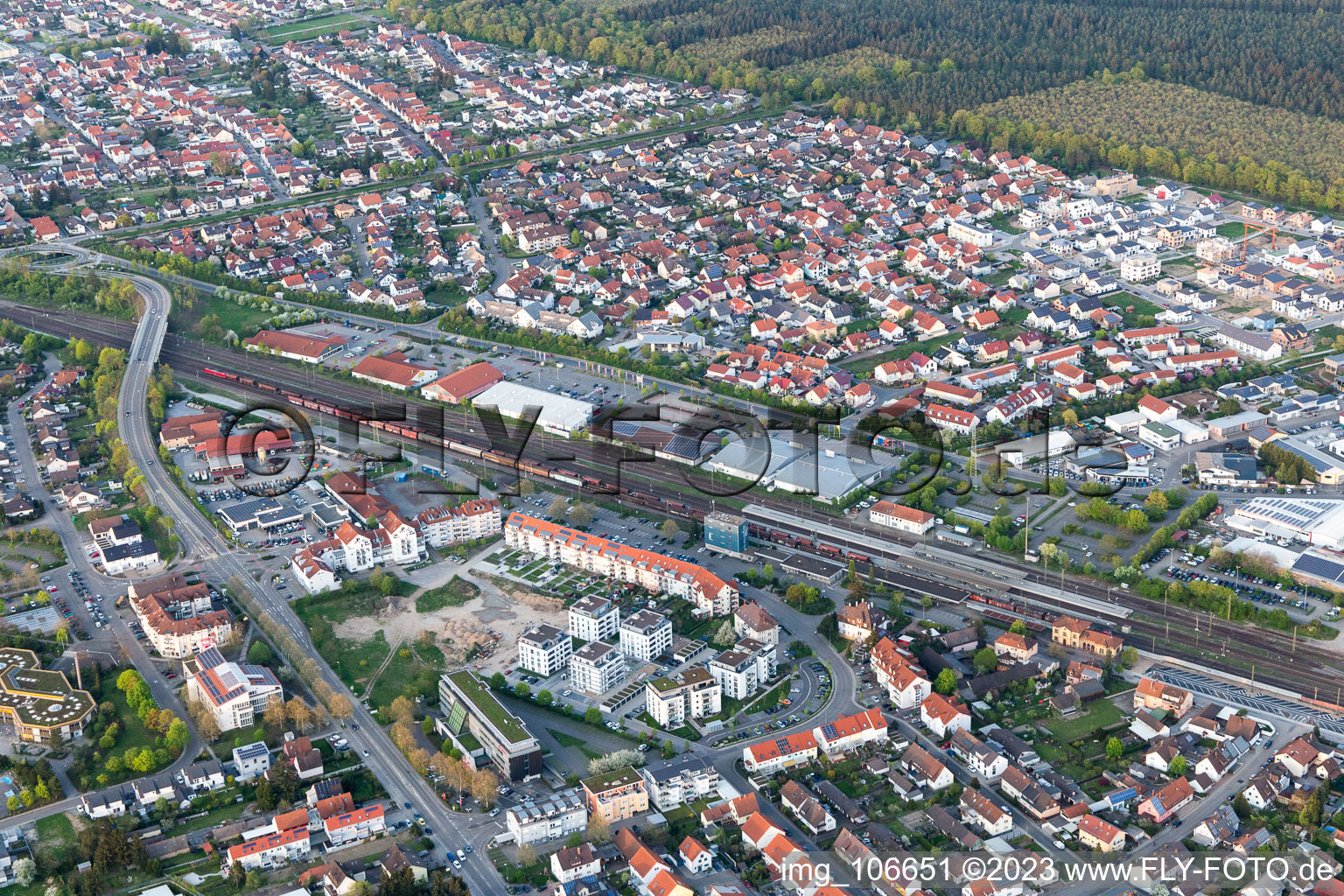 Vue aérienne de Anneau de gare à le quartier Graben in Graben-Neudorf dans le département Bade-Wurtemberg, Allemagne