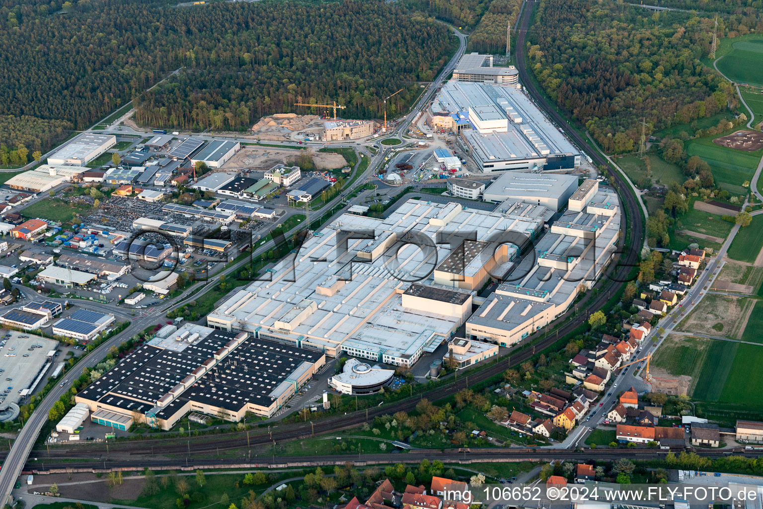 Agrandissement - nouveau bâtiment - chantier des bâtiments et halls de production de l'usine SEW-EURODRIVE GmbH & Co KG à le quartier Graben in Graben-Neudorf dans le département Bade-Wurtemberg, Allemagne vue du ciel