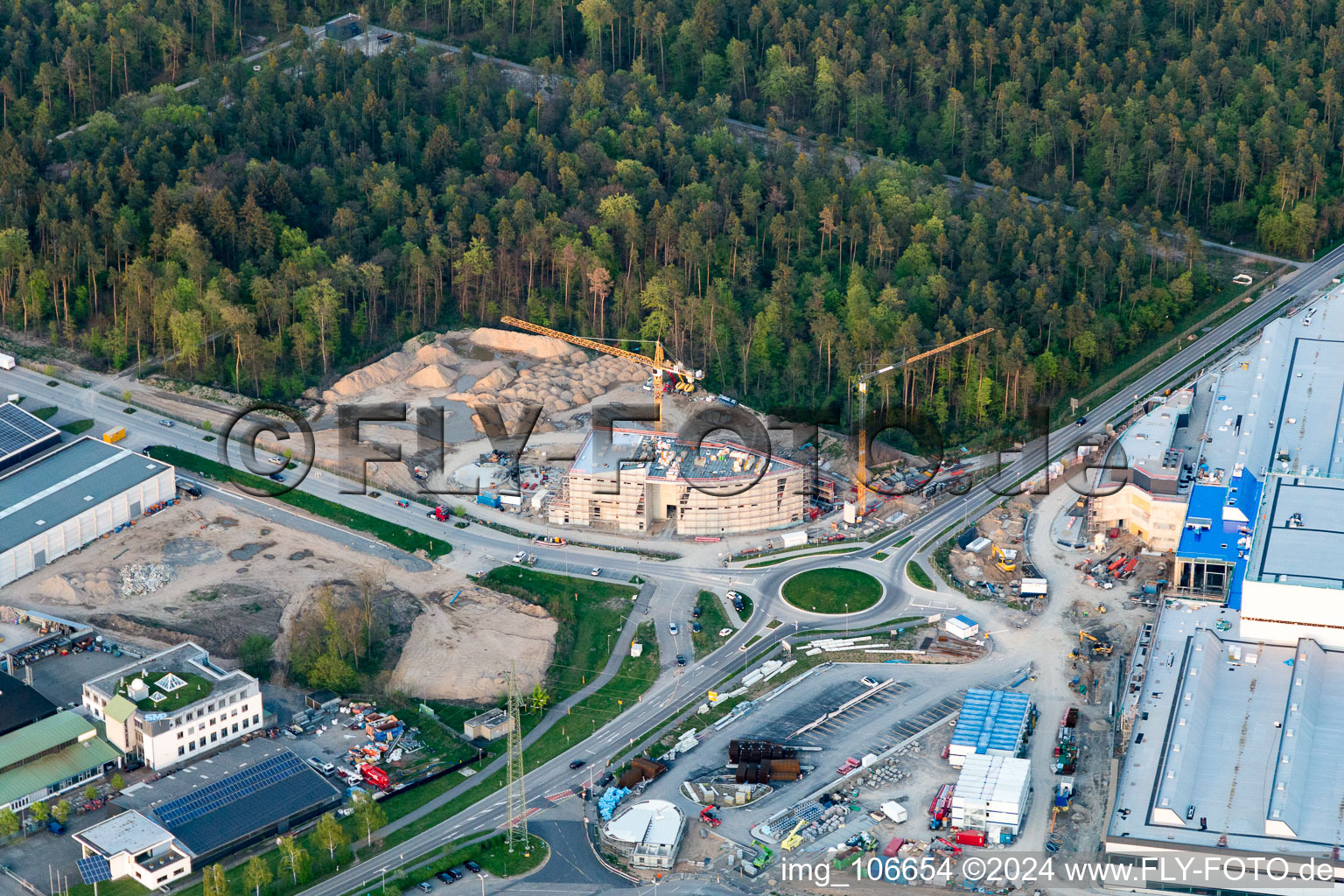 Enregistrement par drone de Agrandissement - nouveau bâtiment - chantier des bâtiments et halls de production de l'usine SEW-EURODRIVE GmbH & Co KG à le quartier Graben in Graben-Neudorf dans le département Bade-Wurtemberg, Allemagne