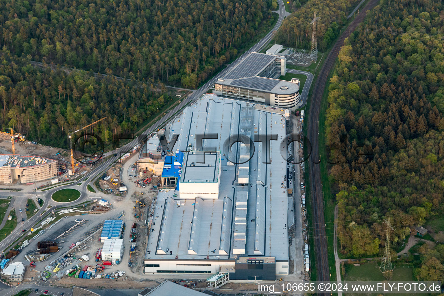 Image drone de Agrandissement - nouveau bâtiment - chantier des bâtiments et halls de production de l'usine SEW-EURODRIVE GmbH & Co KG à le quartier Graben in Graben-Neudorf dans le département Bade-Wurtemberg, Allemagne