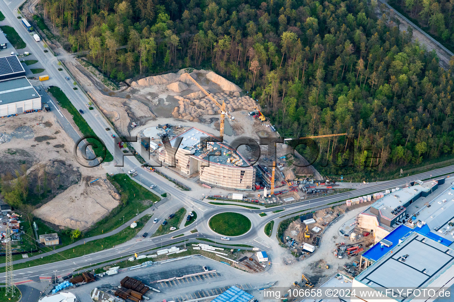 Agrandissement - nouveau bâtiment - chantier des bâtiments et halls de production de l'usine SEW-EURODRIVE GmbH & Co KG à le quartier Graben in Graben-Neudorf dans le département Bade-Wurtemberg, Allemagne du point de vue du drone