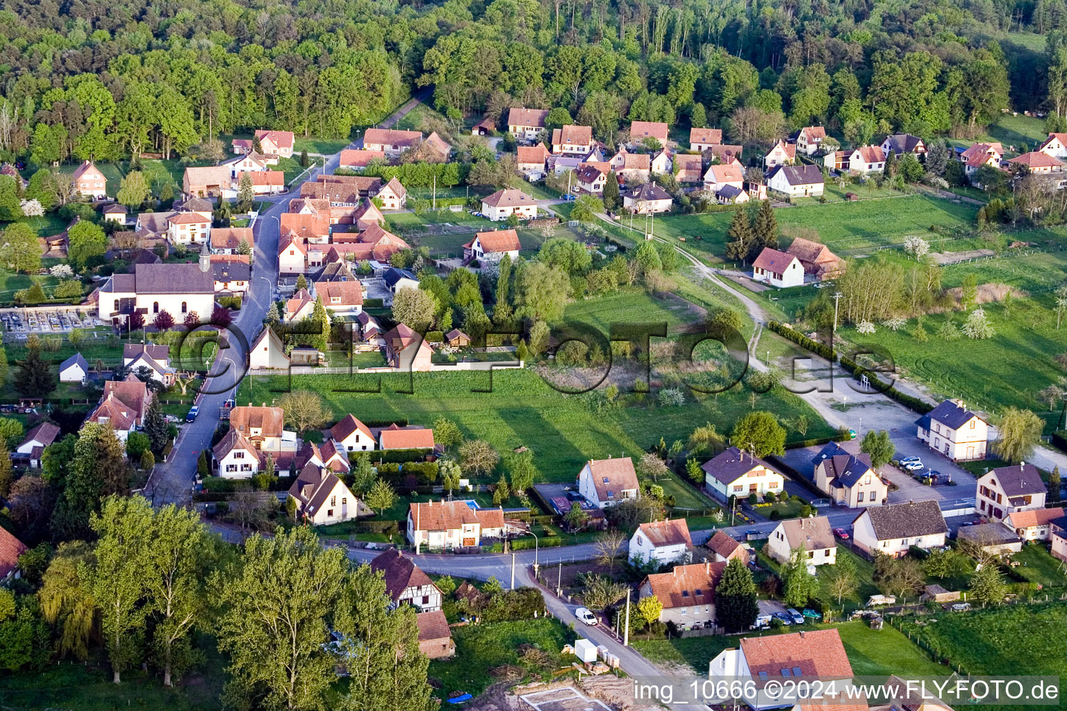 Vue aérienne de Vue des rues et des maisons des quartiers résidentiels à Biblisheim dans le département Bas Rhin, France