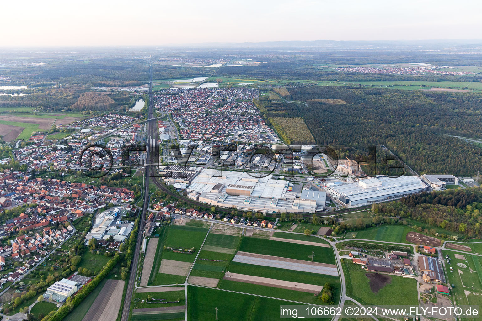 Agrandissement - nouveau bâtiment - chantier des bâtiments et halls de production de l'usine SEW-EURODRIVE GmbH & Co KG à le quartier Graben in Graben-Neudorf dans le département Bade-Wurtemberg, Allemagne d'un drone