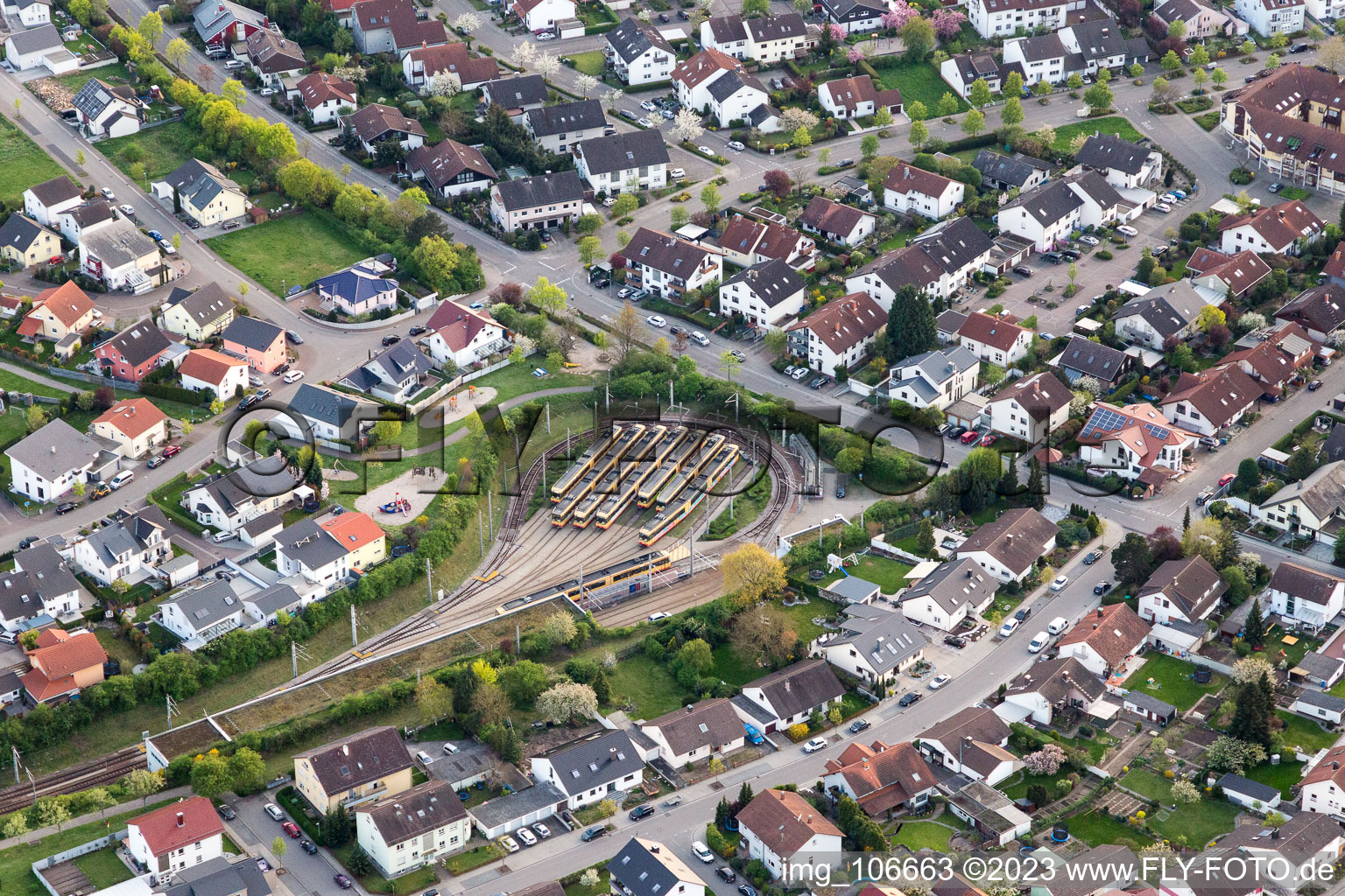 Vue aérienne de Dernier arrêt du S-Bahn à le quartier Hochstetten in Linkenheim-Hochstetten dans le département Bade-Wurtemberg, Allemagne