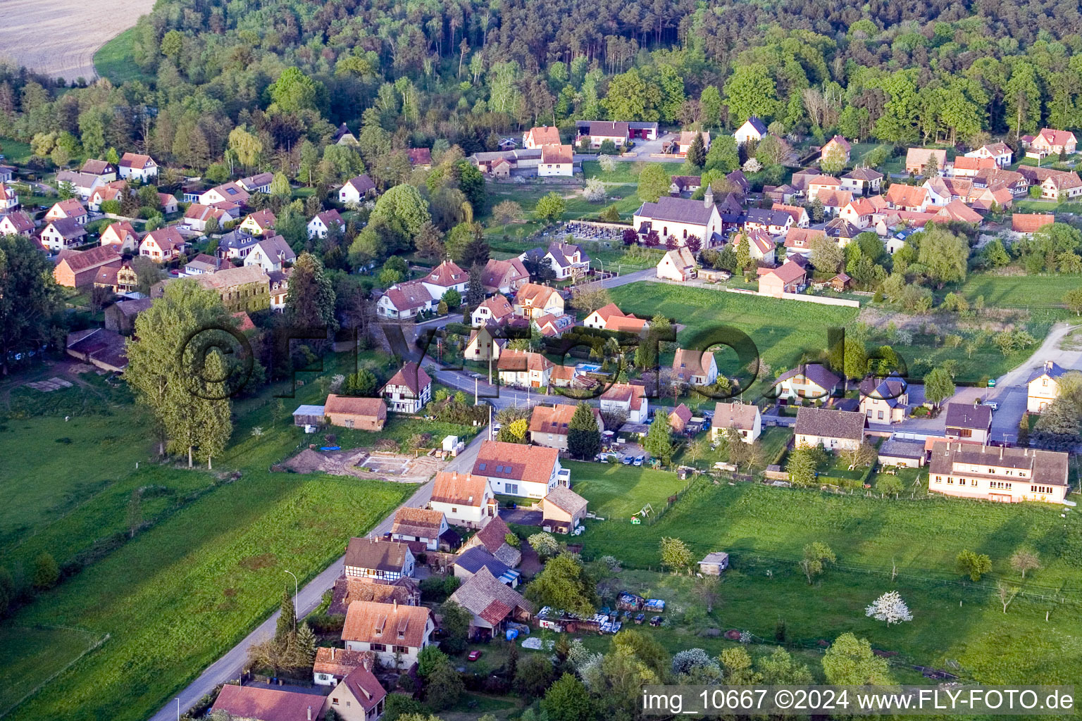 Vue aérienne de Vue des rues et des maisons des quartiers résidentiels à Biblisheim dans le département Bas Rhin, France