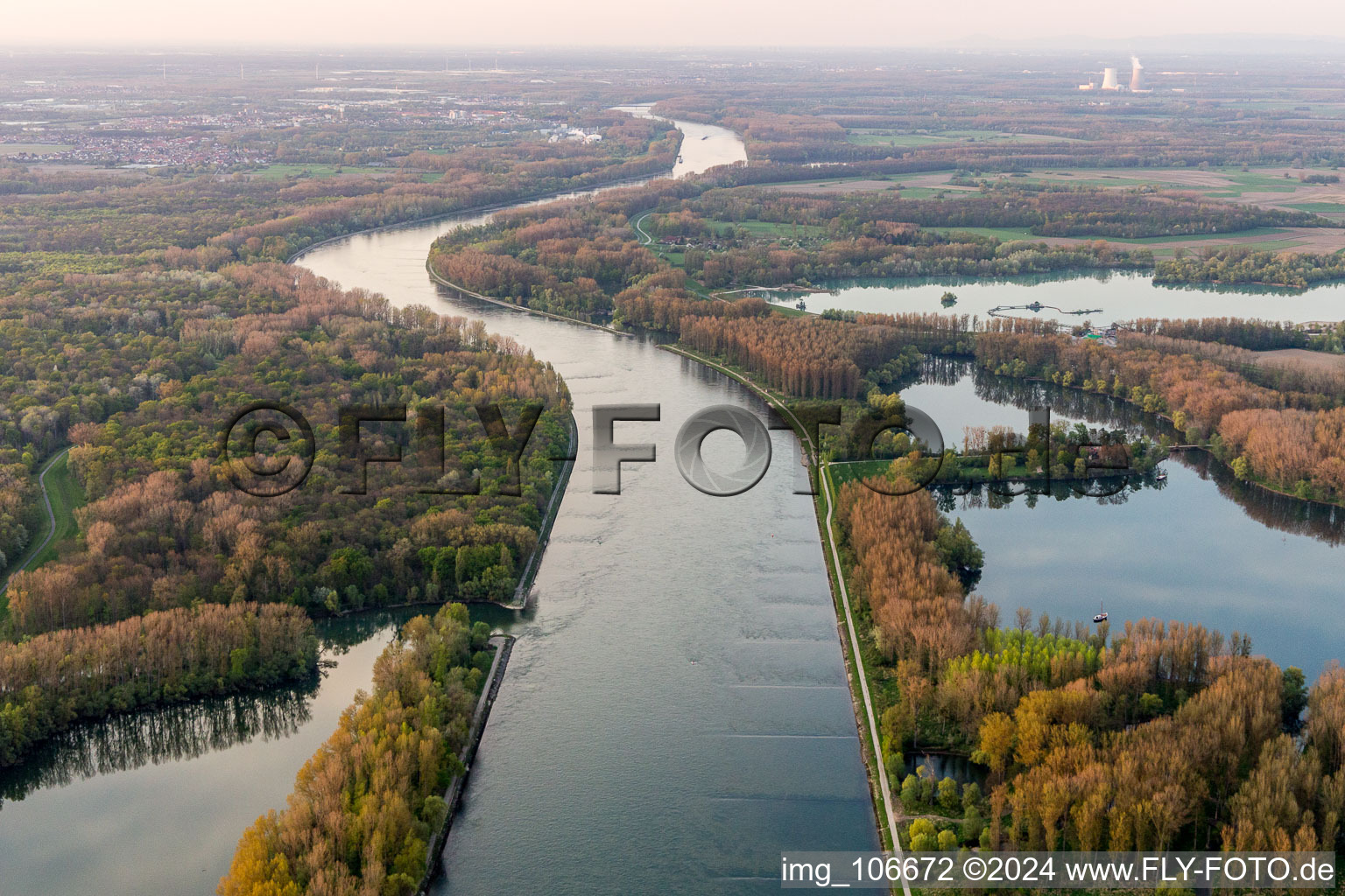 Vue aérienne de Rhin à Leimersheim dans le département Rhénanie-Palatinat, Allemagne