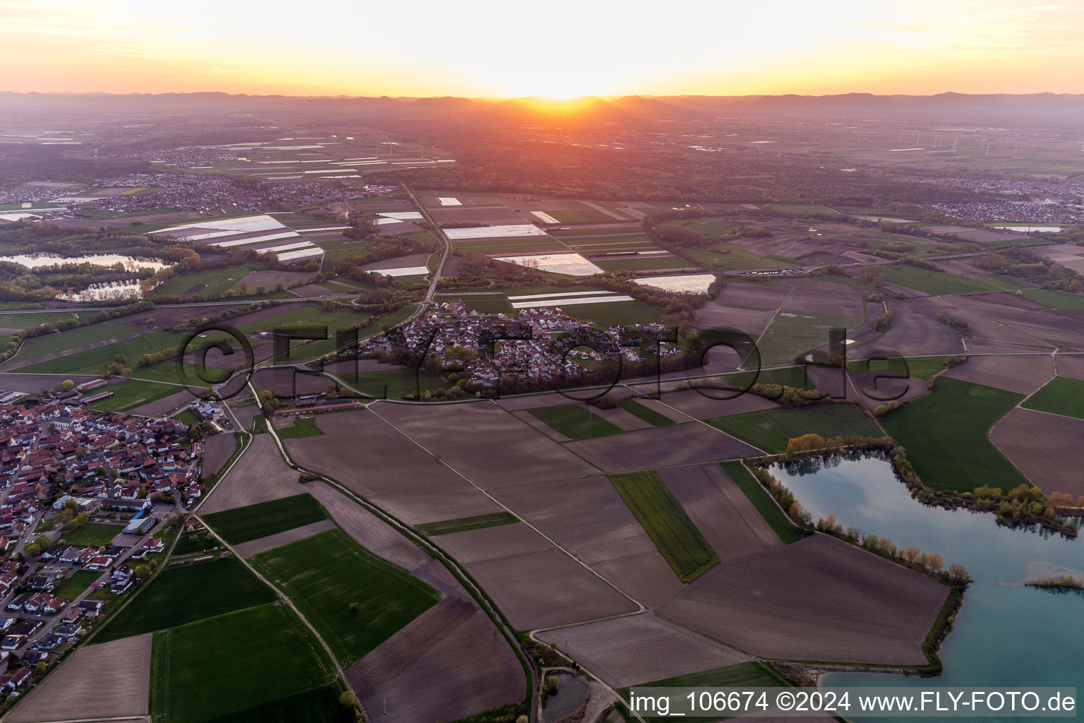 Neupotz dans le département Rhénanie-Palatinat, Allemagne du point de vue du drone