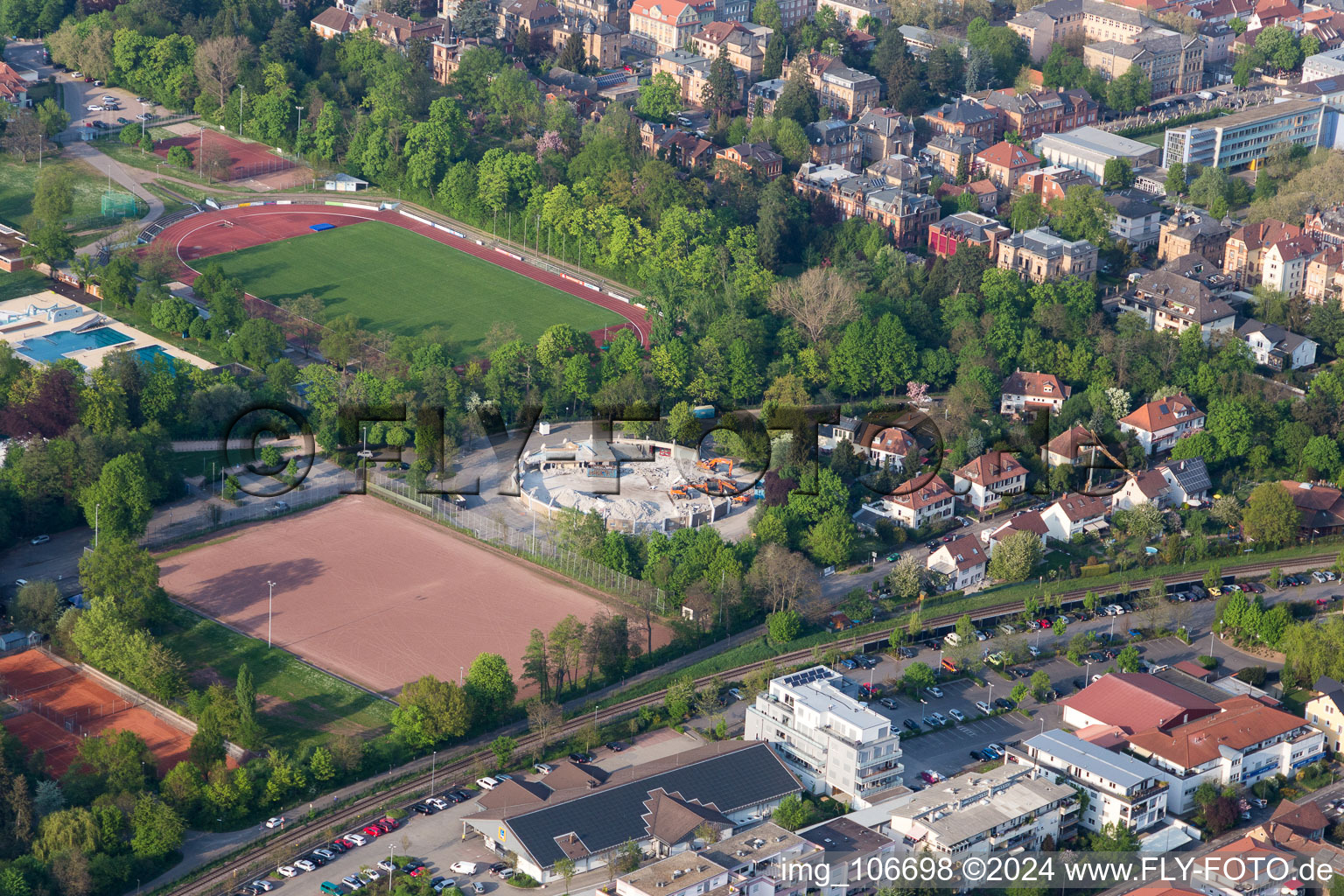 Vue aérienne de Démolition de la salle de sport circulaire à Landau in der Pfalz dans le département Rhénanie-Palatinat, Allemagne