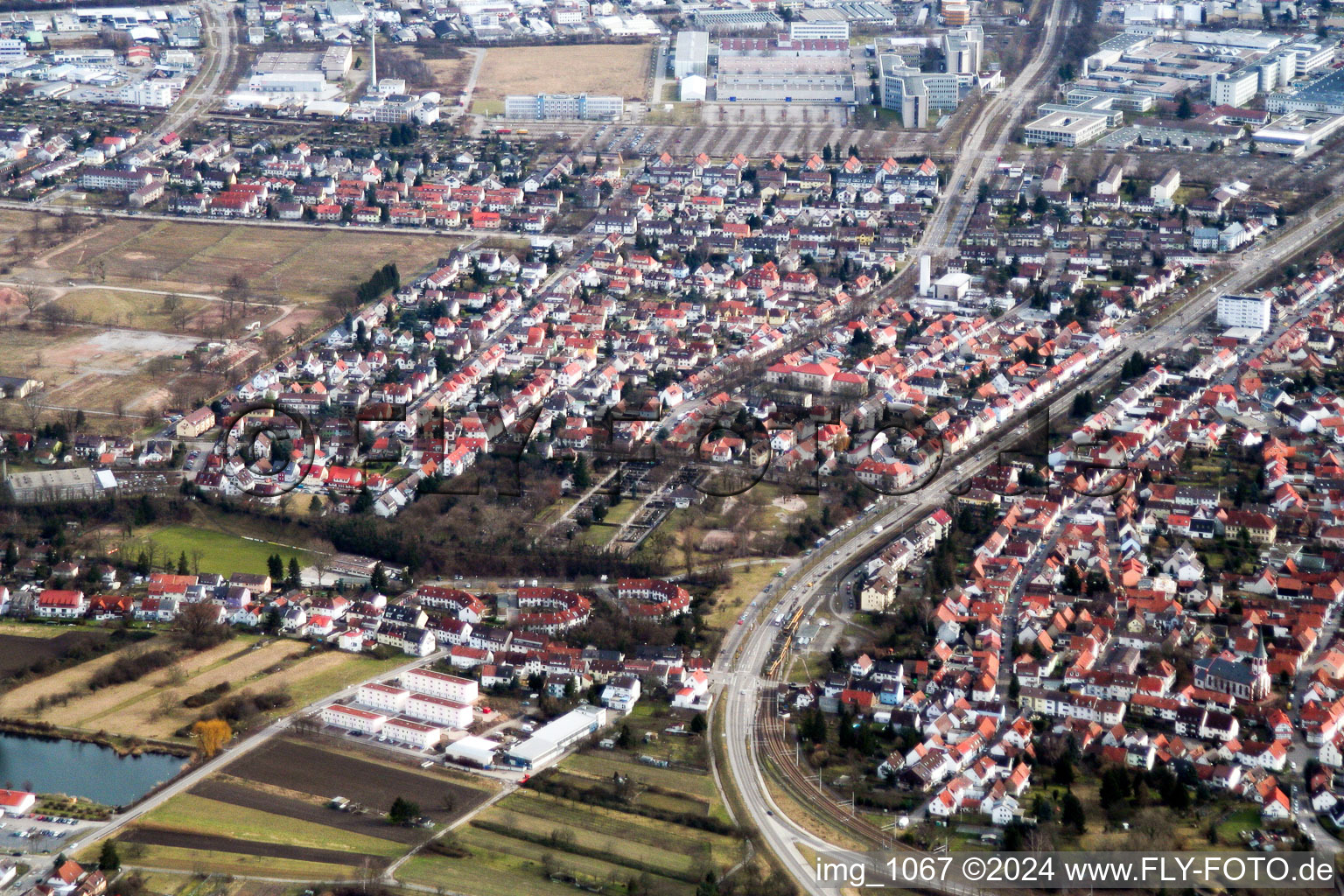 Vue aérienne de De l'ouest à le quartier Knielingen in Karlsruhe dans le département Bade-Wurtemberg, Allemagne