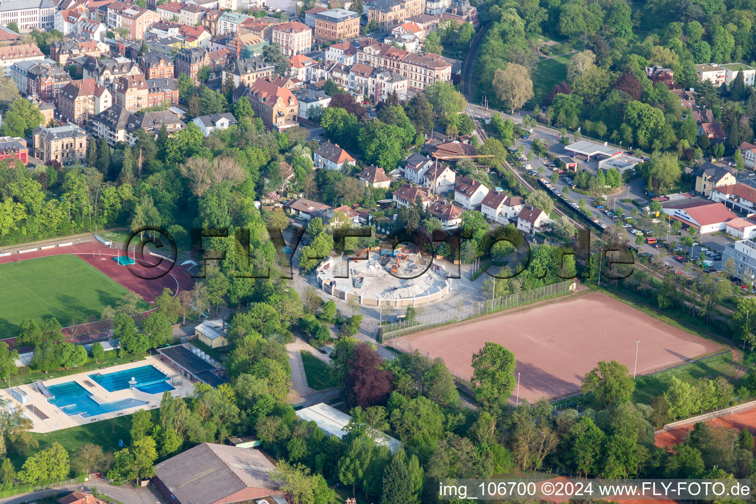 Vue aérienne de Démolition de la salle de sport circulaire à Landau in der Pfalz dans le département Rhénanie-Palatinat, Allemagne