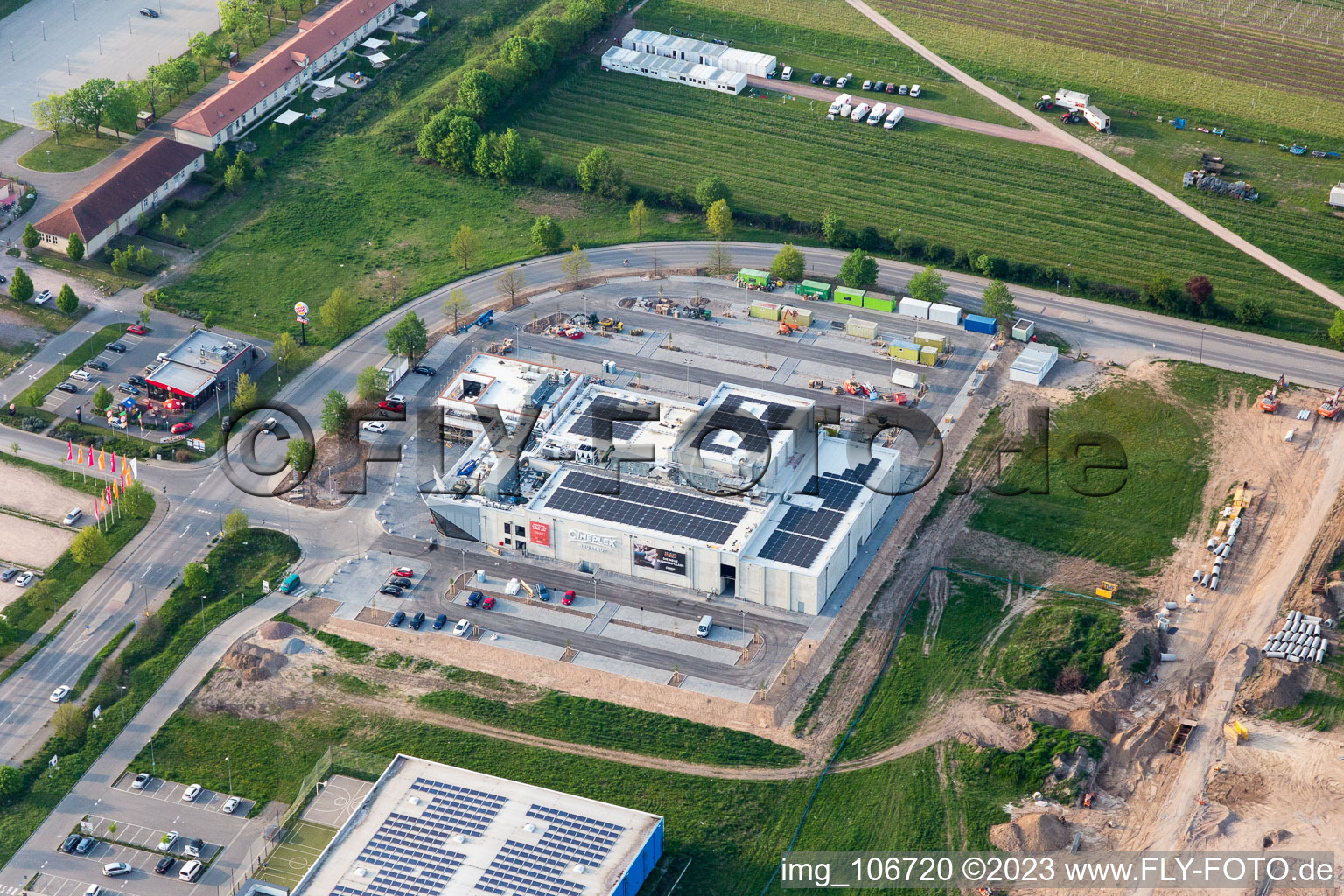 Vue aérienne de Cinéplex à Neustadt an der Weinstraße dans le département Rhénanie-Palatinat, Allemagne