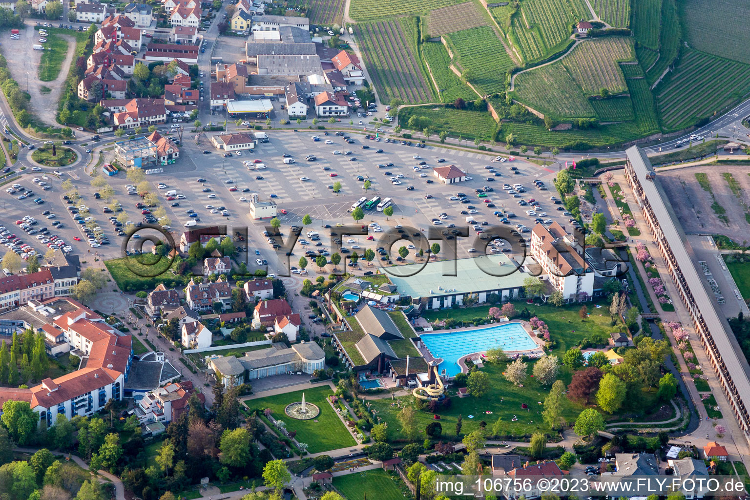 Vue aérienne de Piscine récréative Salinarium au Wurstmarkt à Bad Dürkheim dans le département Rhénanie-Palatinat, Allemagne