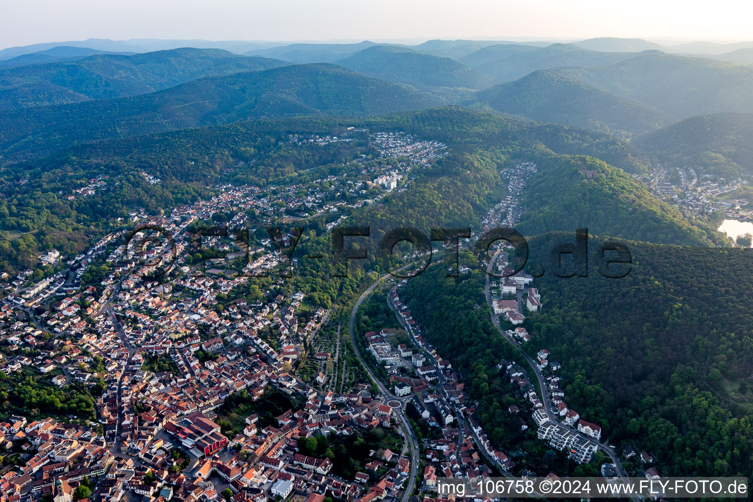 Vue aérienne de De l'ouest à le quartier Hausen in Bad Dürkheim dans le département Rhénanie-Palatinat, Allemagne