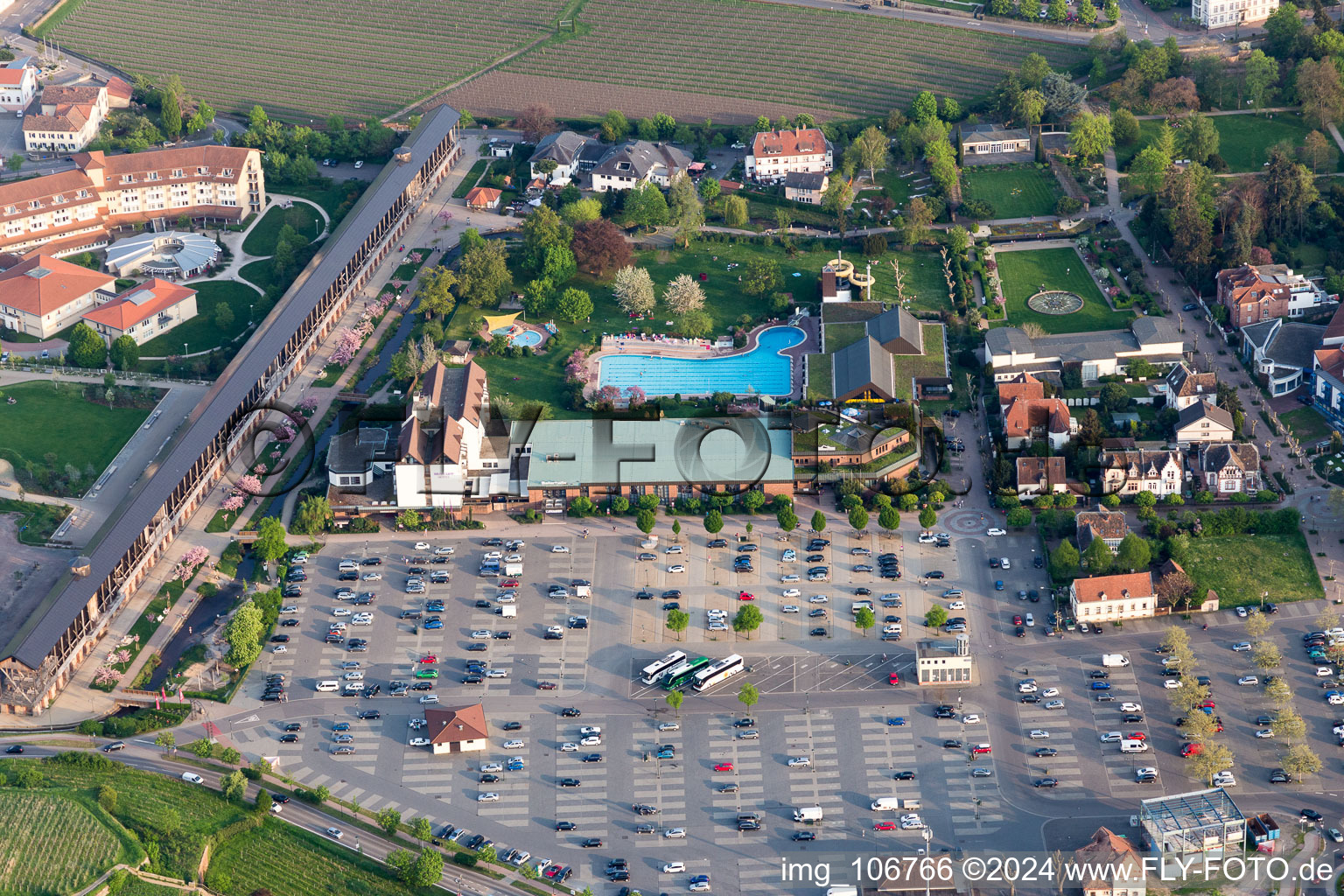 Vue aérienne de Piscine récréative Salinarium au Wurstmarkt à Bad Dürkheim dans le département Rhénanie-Palatinat, Allemagne