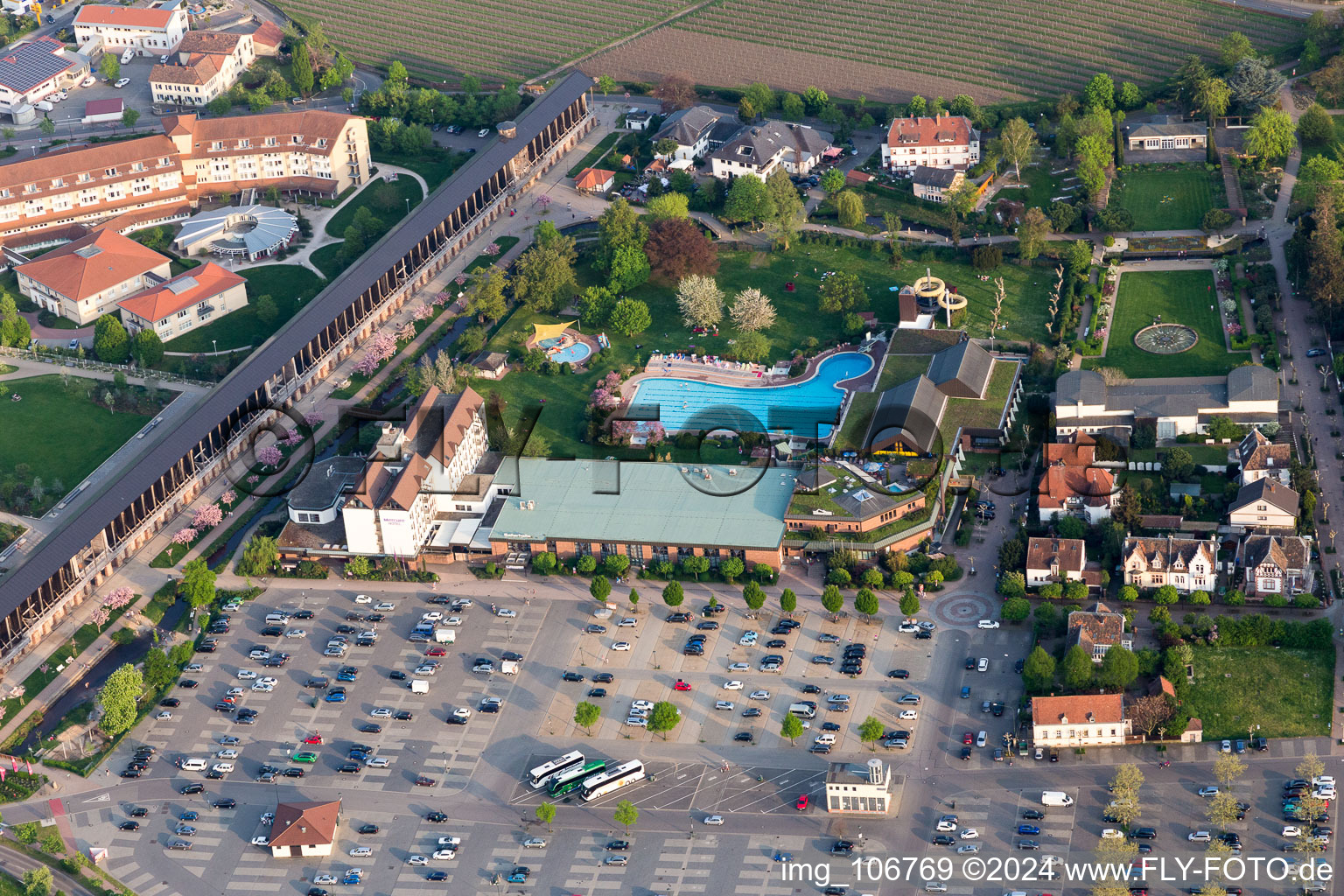 Photographie aérienne de Piscine récréative Salinarium au Wurstmarkt à Bad Dürkheim dans le département Rhénanie-Palatinat, Allemagne