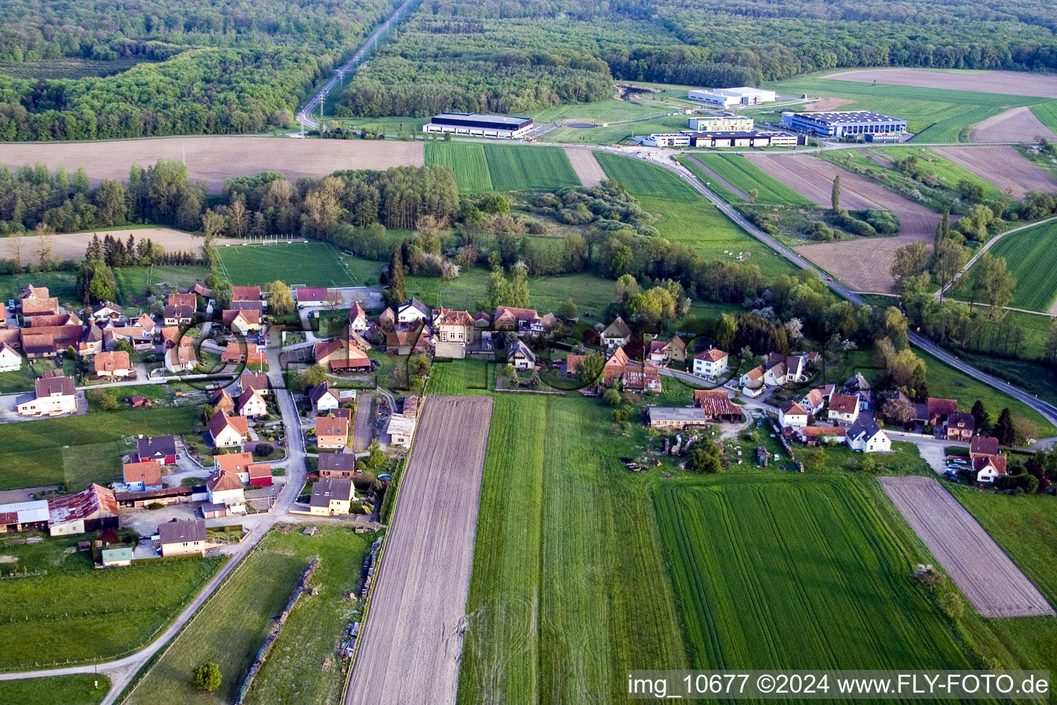 Vue aérienne de Vue sur le village à Walbourg dans le département Bas Rhin, France