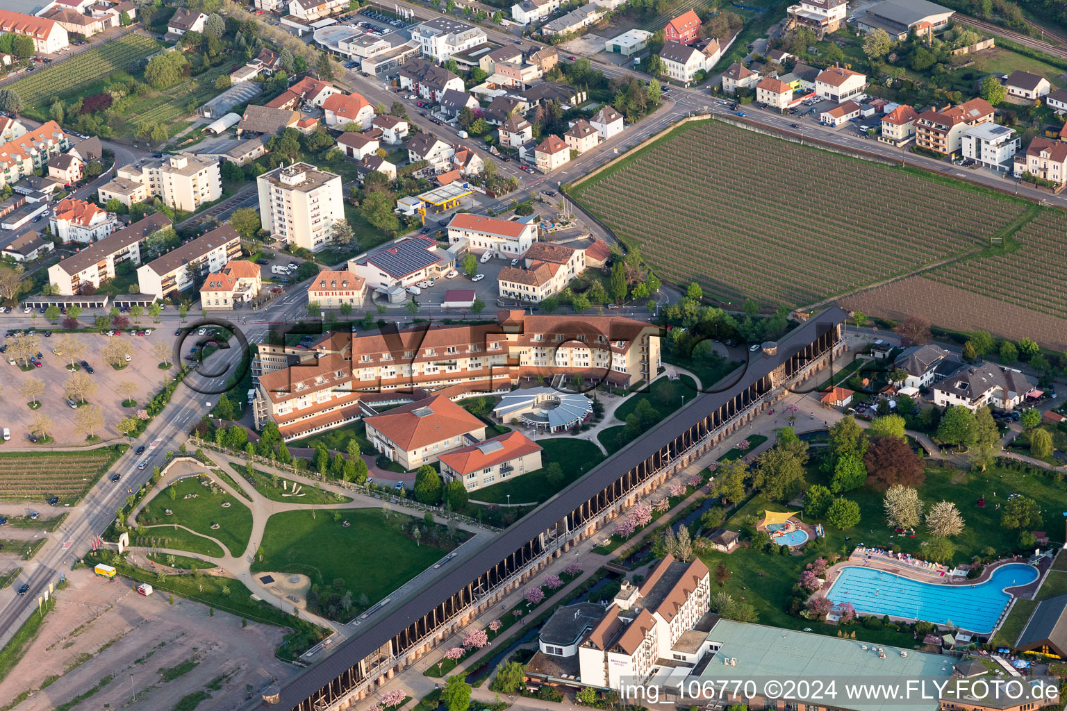 Vue aérienne de Bâtiment festif et maison thermale - MEDIAN Park Clinic au bâtiment de remise des diplômes à le quartier Pfeffingen in Bad Dürkheim dans le département Rhénanie-Palatinat, Allemagne