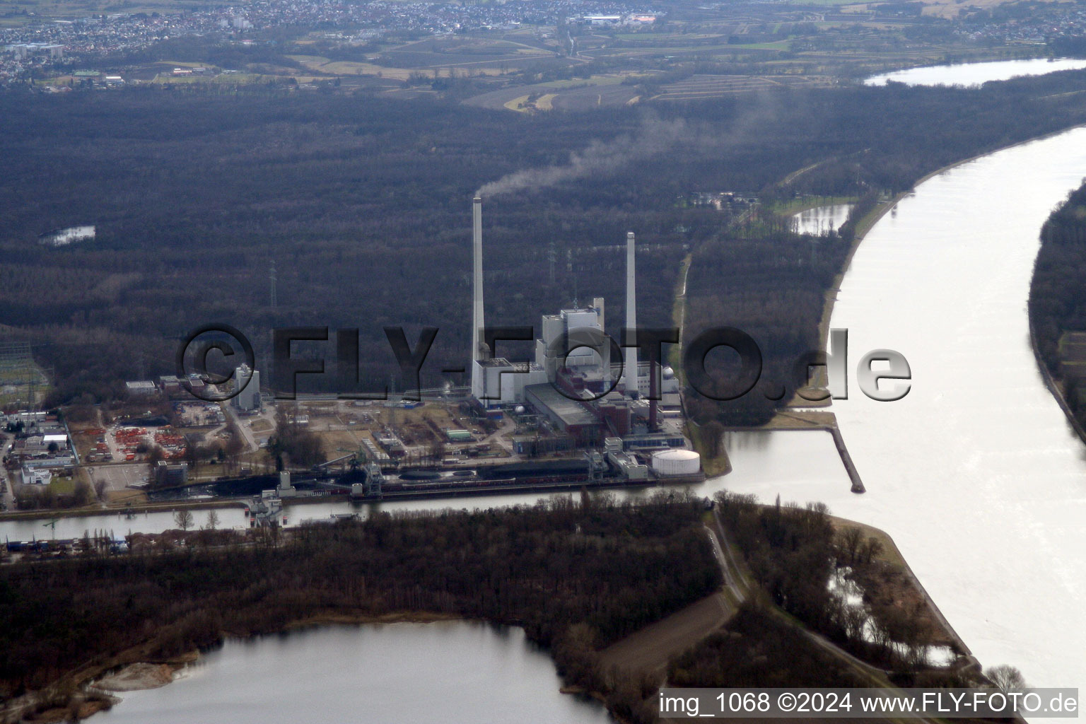 Vue aérienne de Badenwerk sur Rheinhafen à le quartier Rheinhafen in Karlsruhe dans le département Bade-Wurtemberg, Allemagne