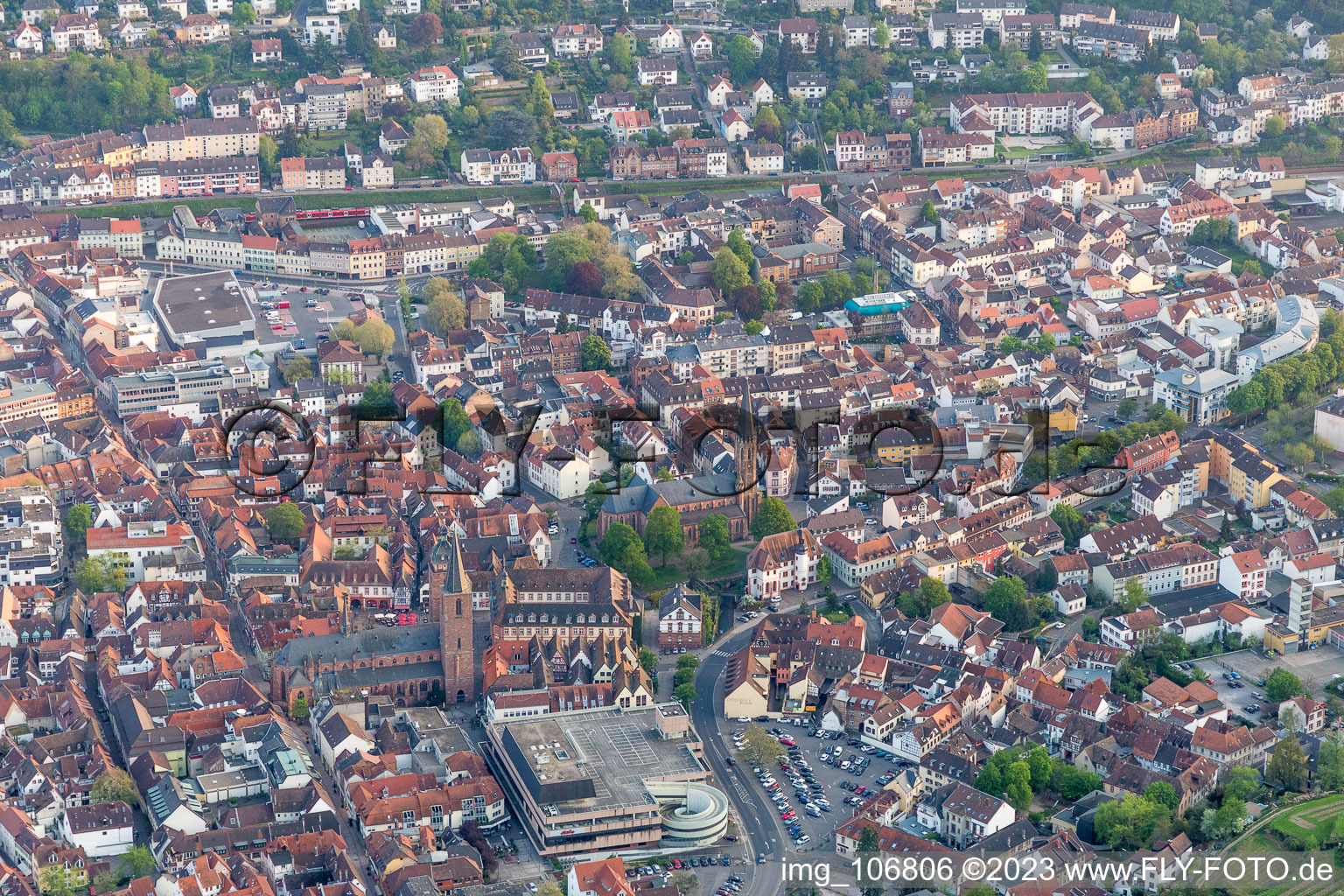 Vue aérienne de Collégiale UL Frau et St. Giles à Neustadt an der Weinstraße dans le département Rhénanie-Palatinat, Allemagne