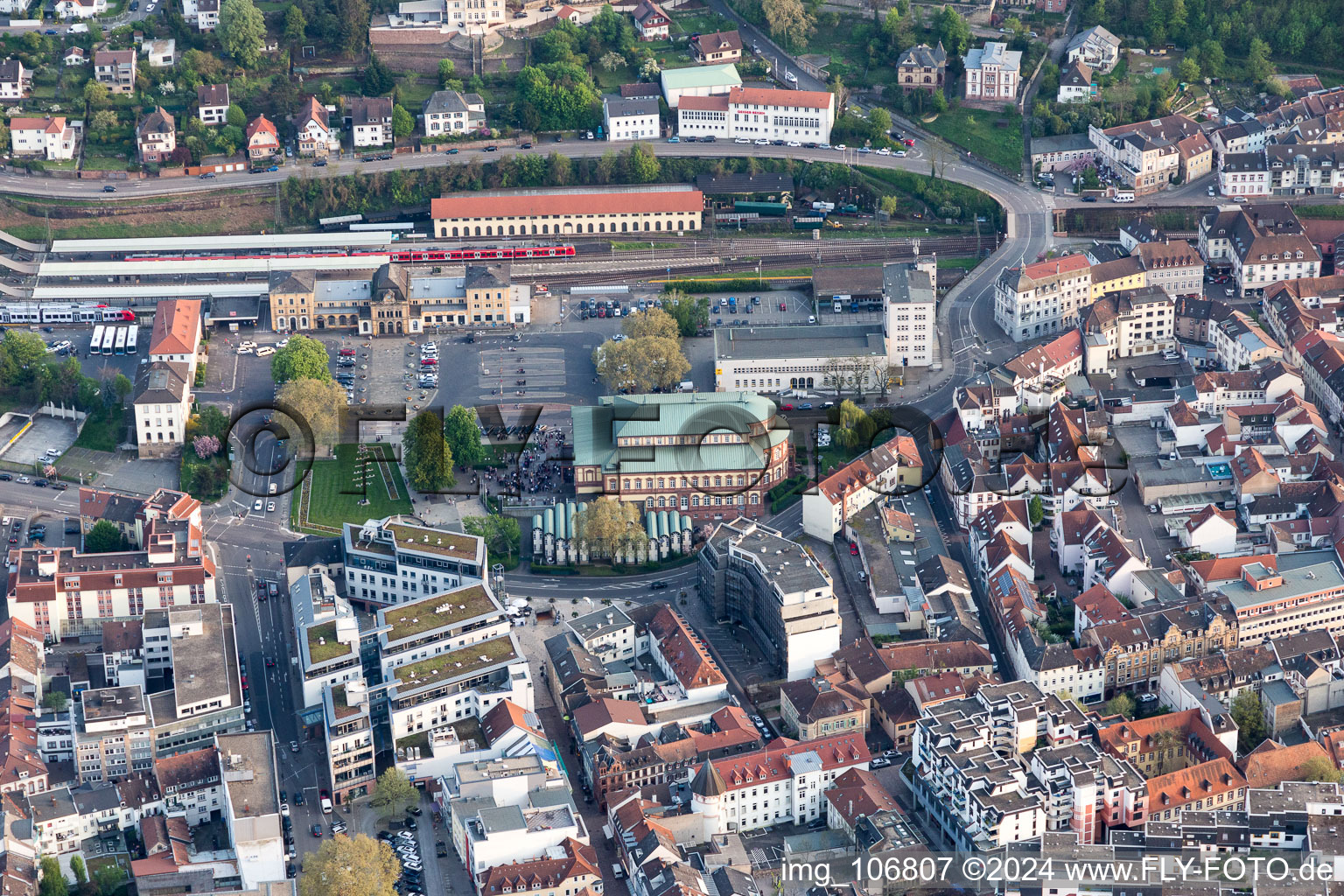 Vue aérienne de Bâtiment du hall, gare à Neustadt an der Weinstraße dans le département Rhénanie-Palatinat, Allemagne