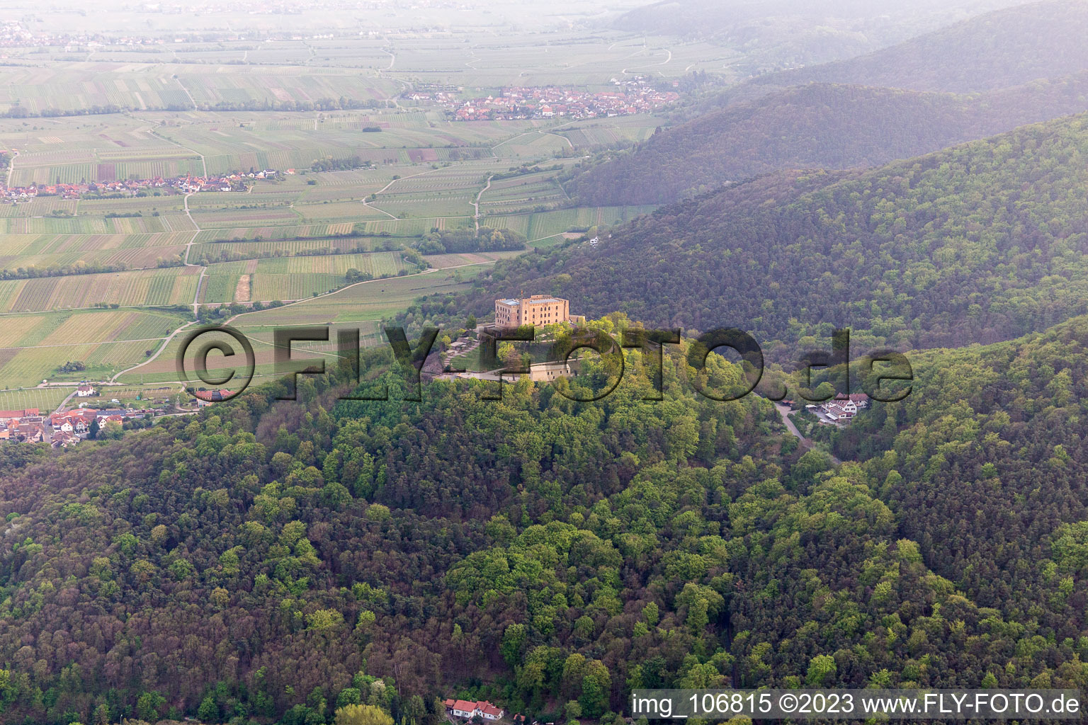 Vue aérienne de Hambach, Château de Hambach à le quartier Diedesfeld in Neustadt an der Weinstraße dans le département Rhénanie-Palatinat, Allemagne