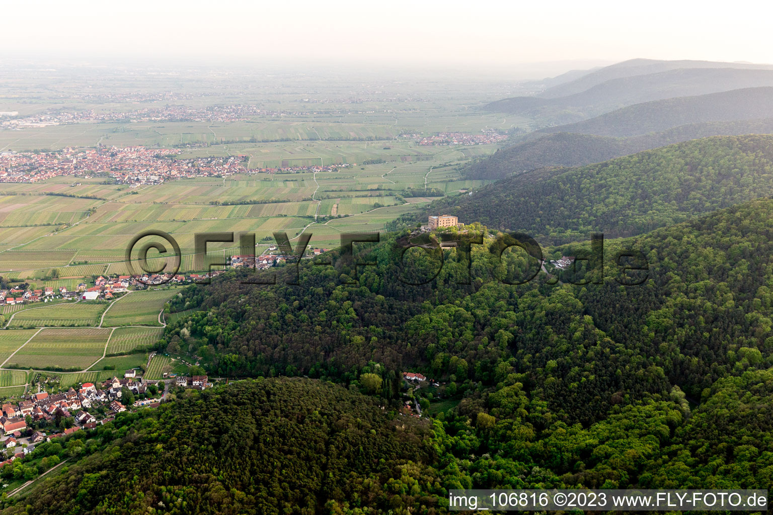 Vue aérienne de Hambach, Château de Hambach à le quartier Diedesfeld in Neustadt an der Weinstraße dans le département Rhénanie-Palatinat, Allemagne